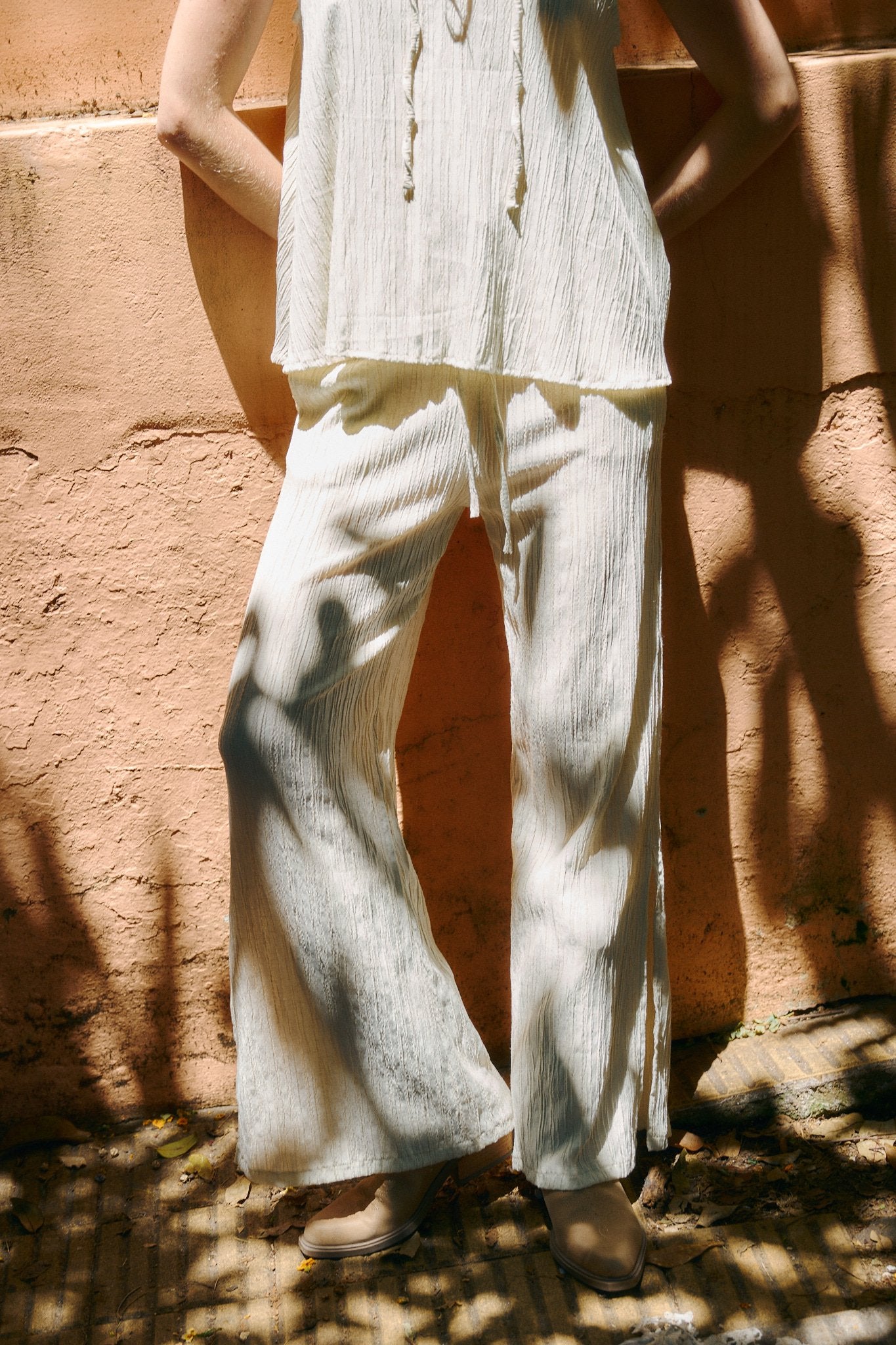 Pantalón blanco acanalado de tiro alto y pierna recta