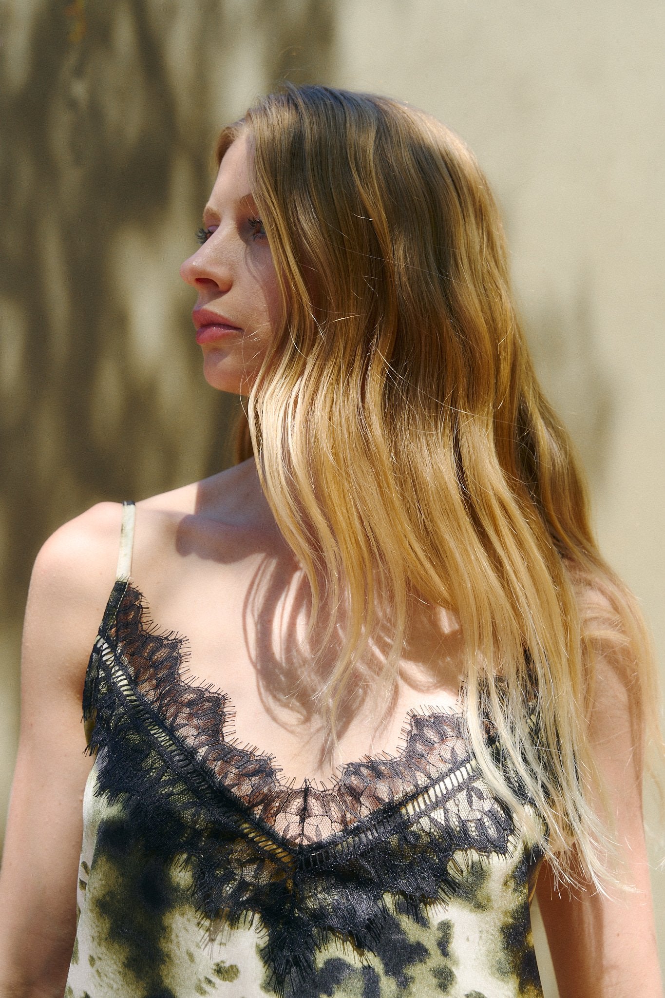 Musculosa blanca con estampado floral y encaje negro en escote