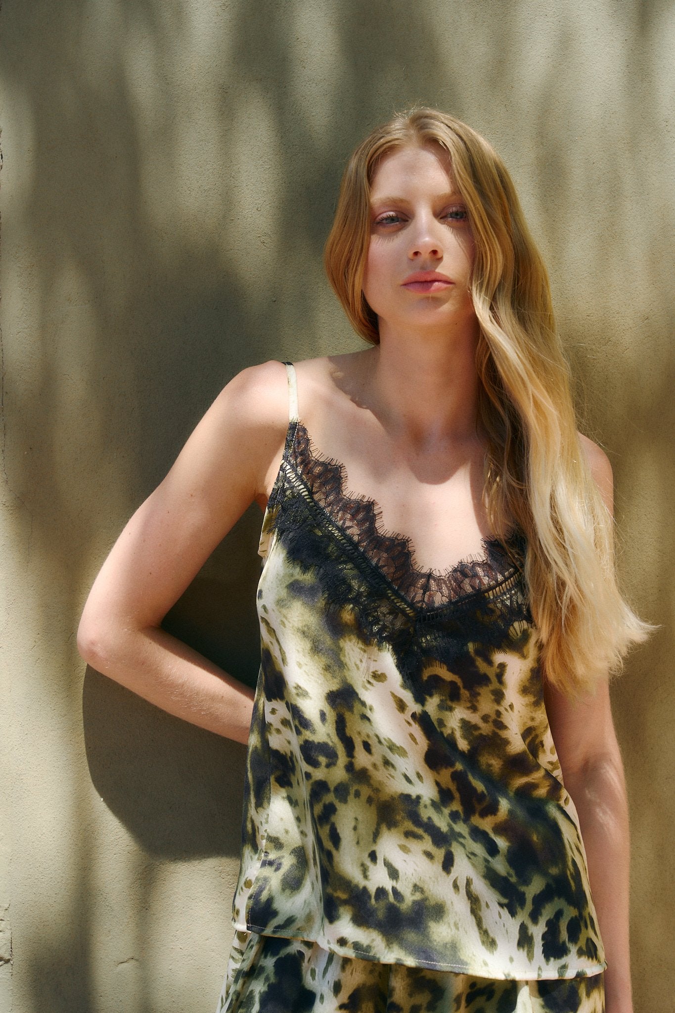 Musculosa estampado animal print con encaje negro en escote