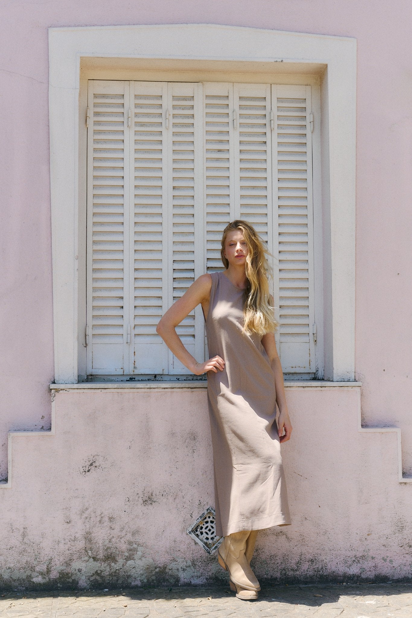 Vestido beige sin mangas de largo midi con escote redondo