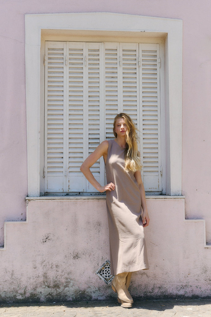 Vestido beige sin mangas de largo midi con escote redondo