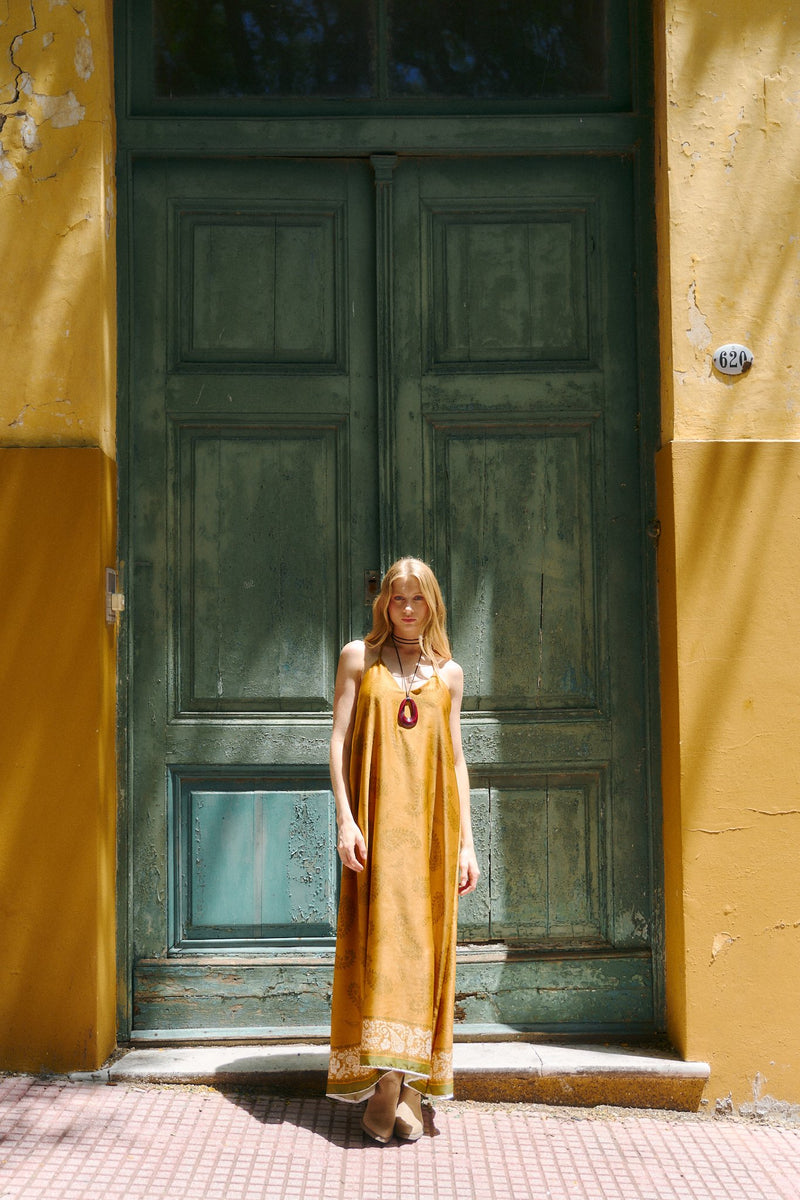 Vestido midi amarillo mostaza sin mangas y largo maxi