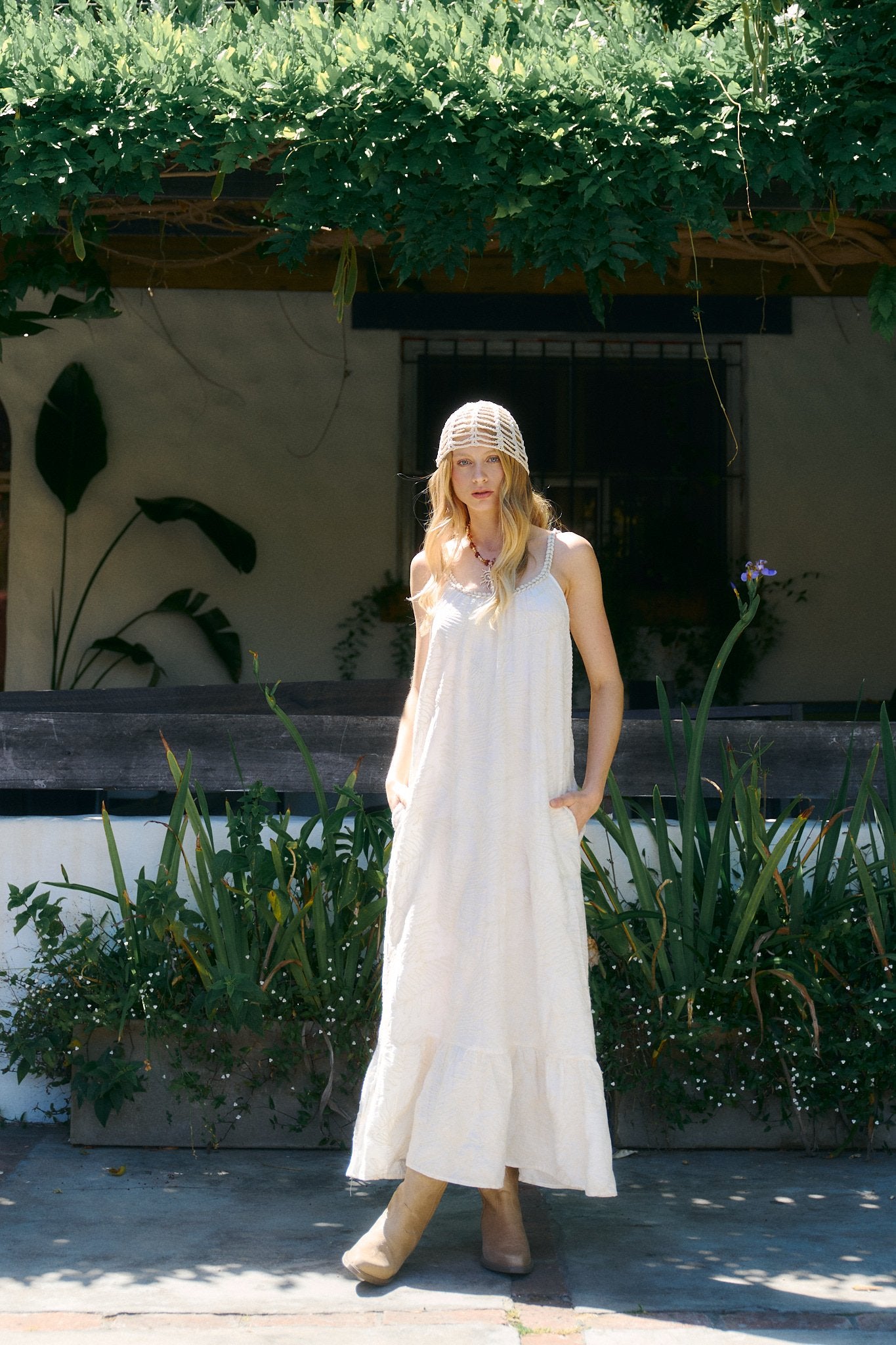 Vestido midi blanco sin mangas con escote redondo y bolsillos
