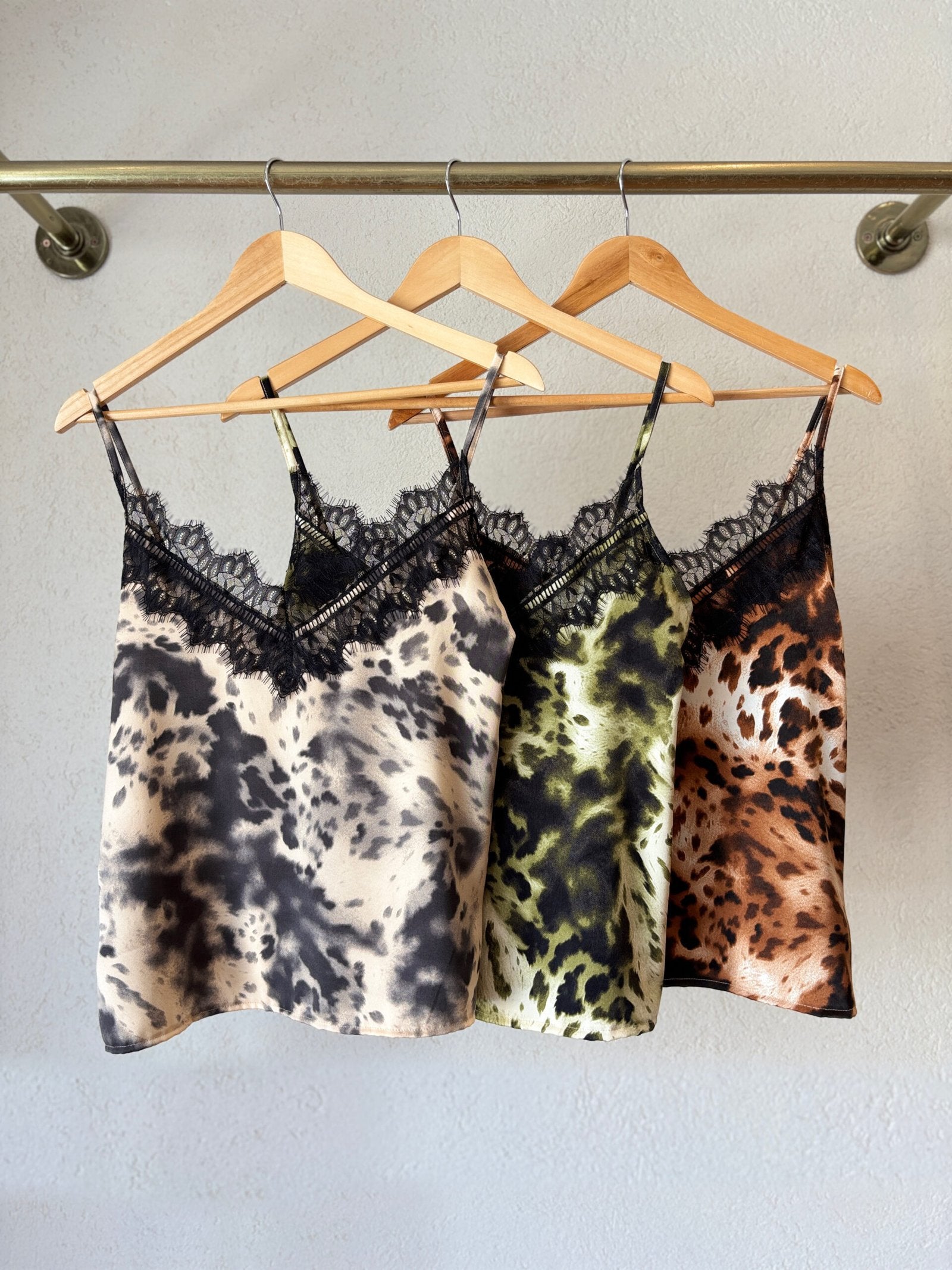 Musculosa animal print con encaje negro en escote