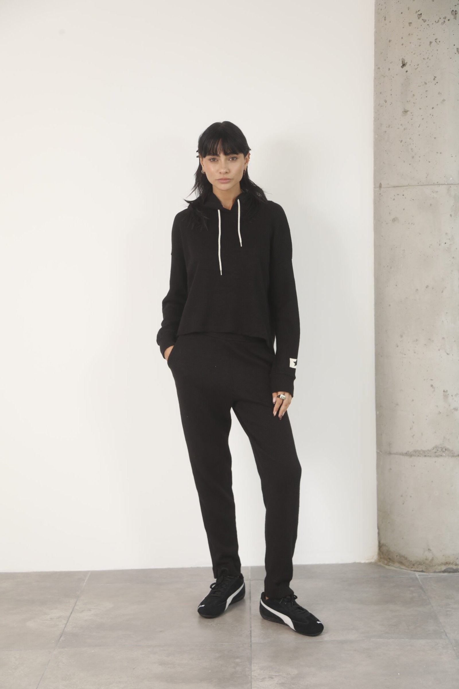 Pantalón negro de algodón con cintura elástica y bolsillos laterales