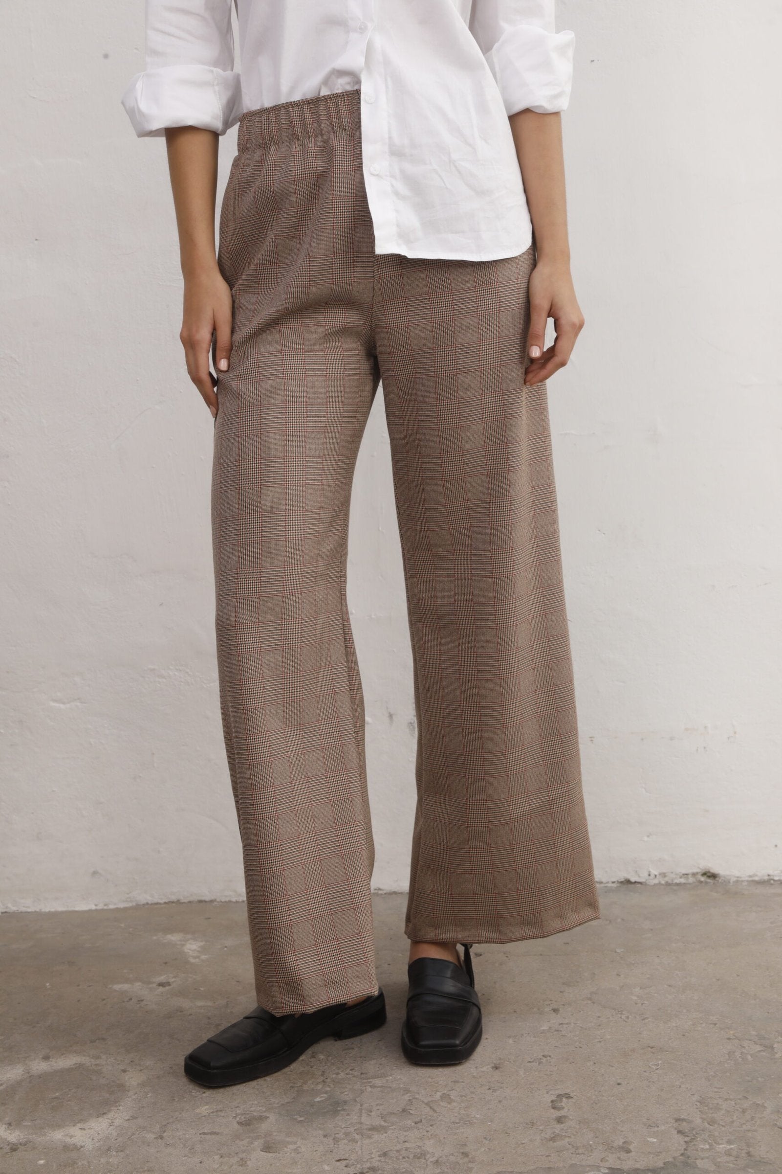 Pantalón beige a cuadros con cintura elástica y pierna ancha