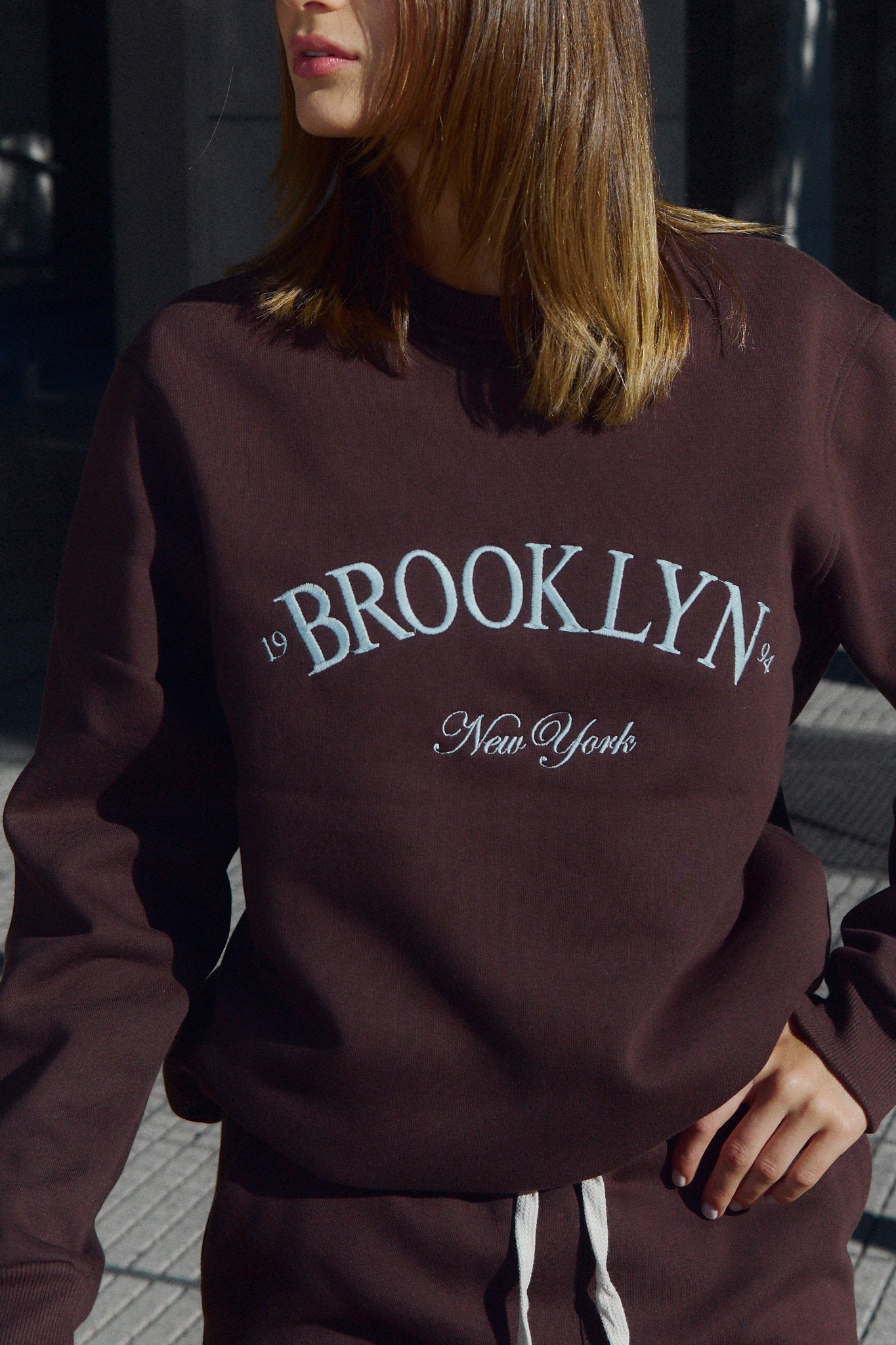 Buzo burdeos con estampa Brooklyn New York y manga larga