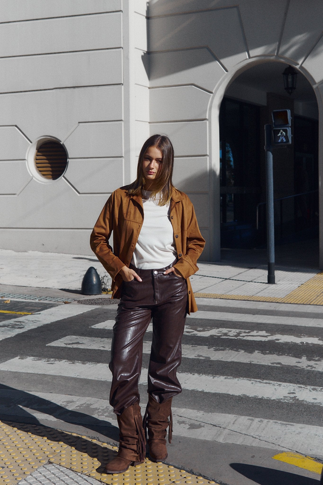 Pantalón de cuero marrón oscuro con cintura alta y pierna recta