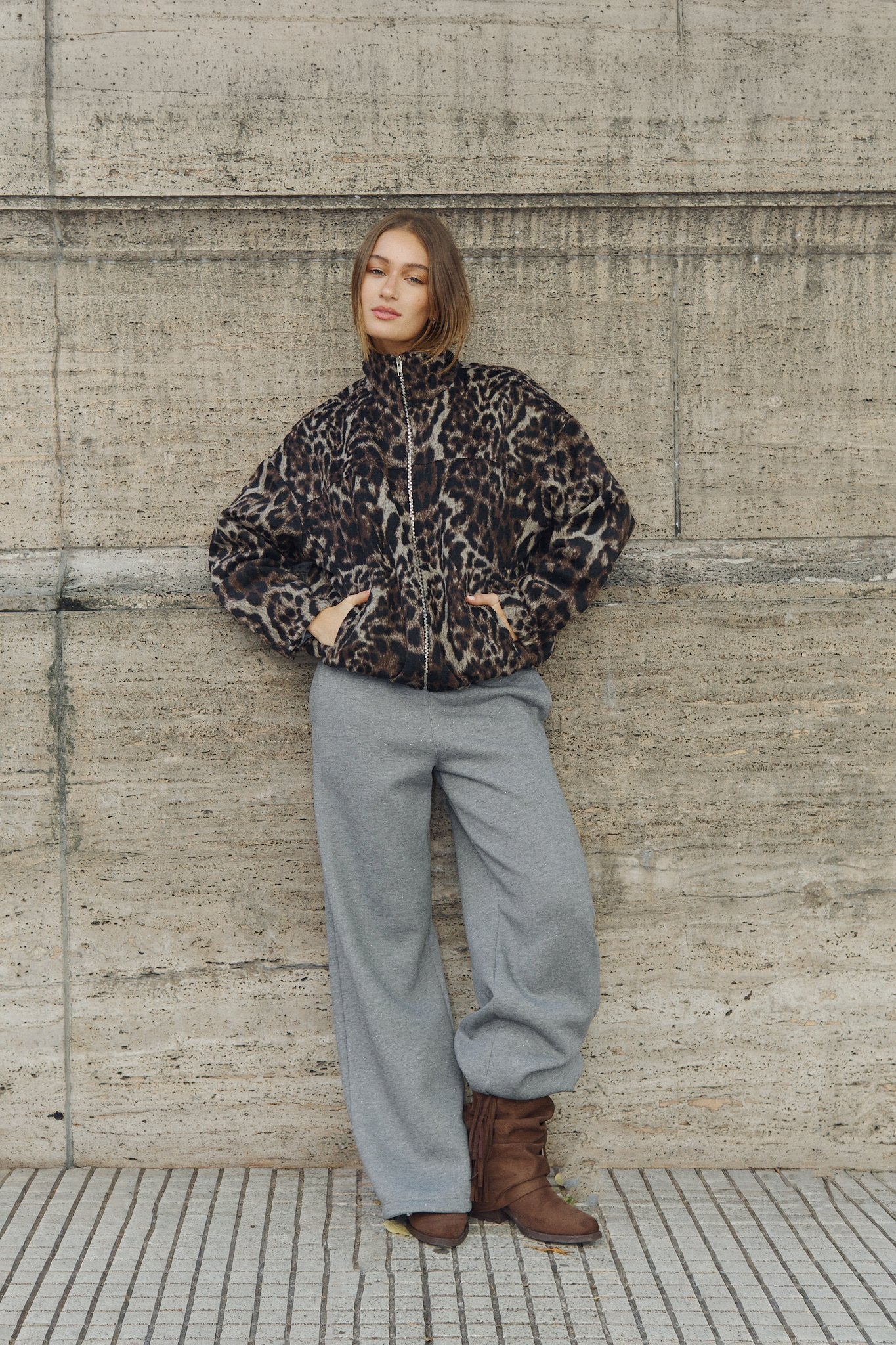 Campera leopardo negro y beige con cierre frontal y bolsillos