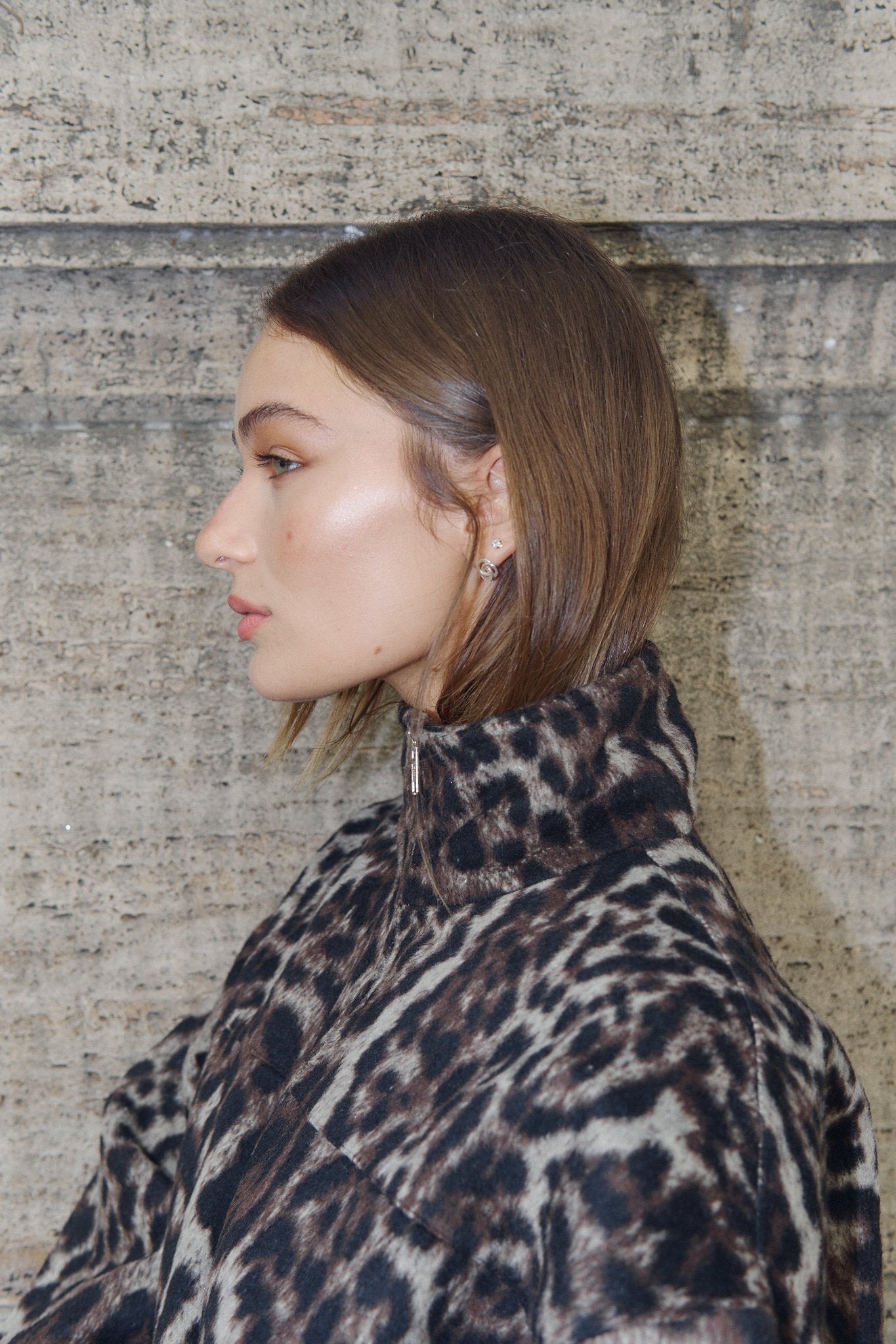 Campera estampado animal print negro y beige con cuello alto