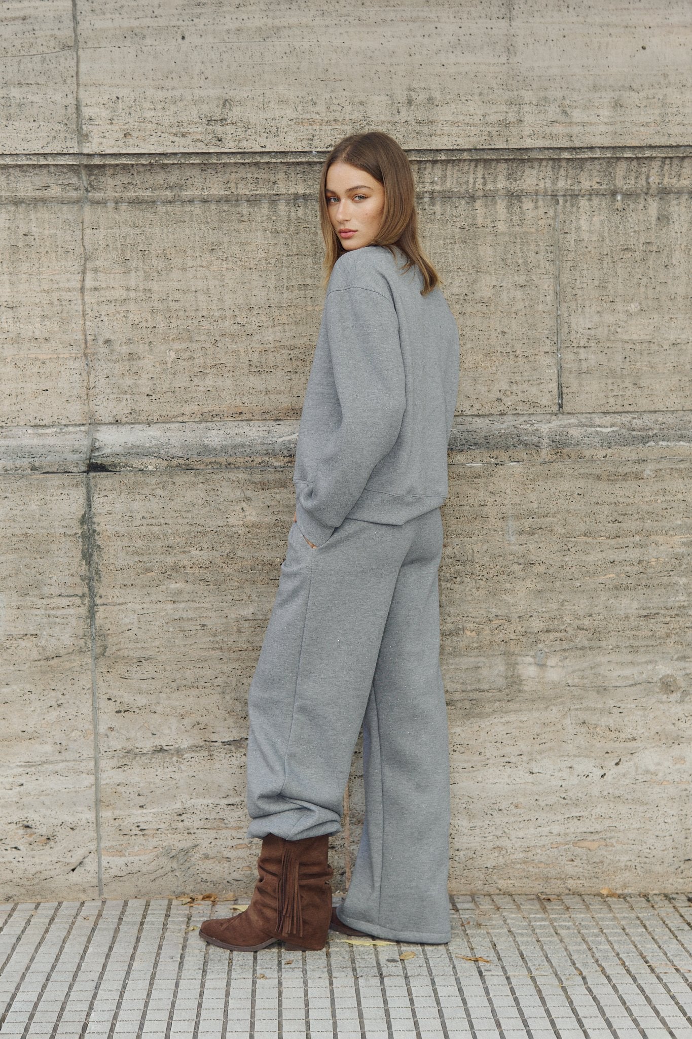 Pantalón gris de tiro alto y pierna recta ancha