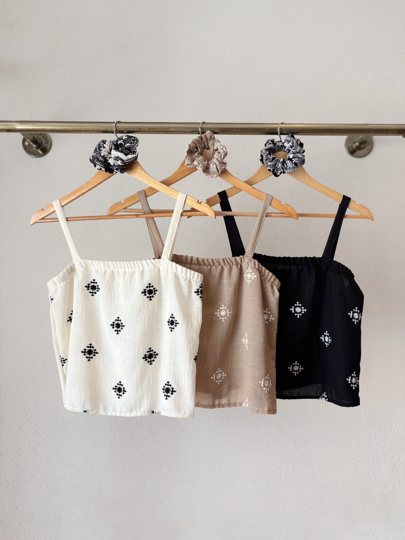 Musculosa blanca con estampado geométrico y breteles ajustables