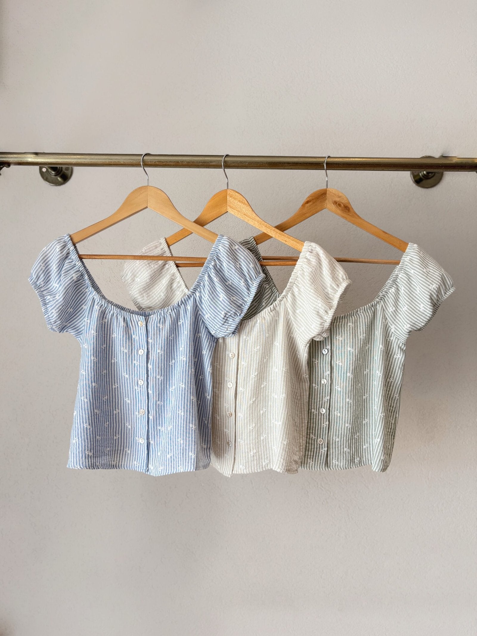 Blusa acanalada con escote cuadrado y manga corta fruncida