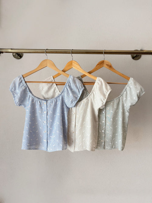 Blusa acanalada con escote cuadrado y manga corta fruncida