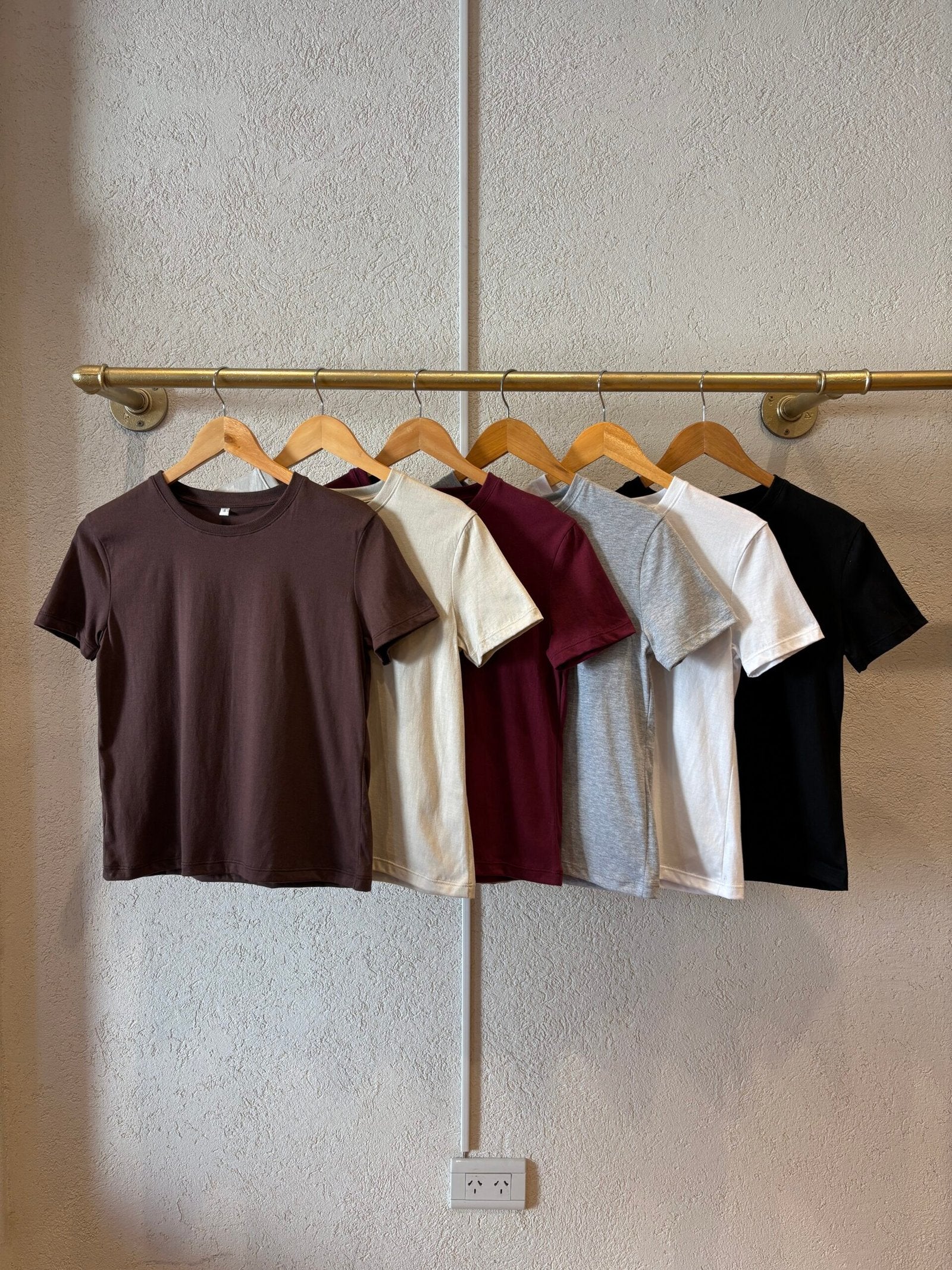 Remera básica de algodón con cuello redondo y manga corta