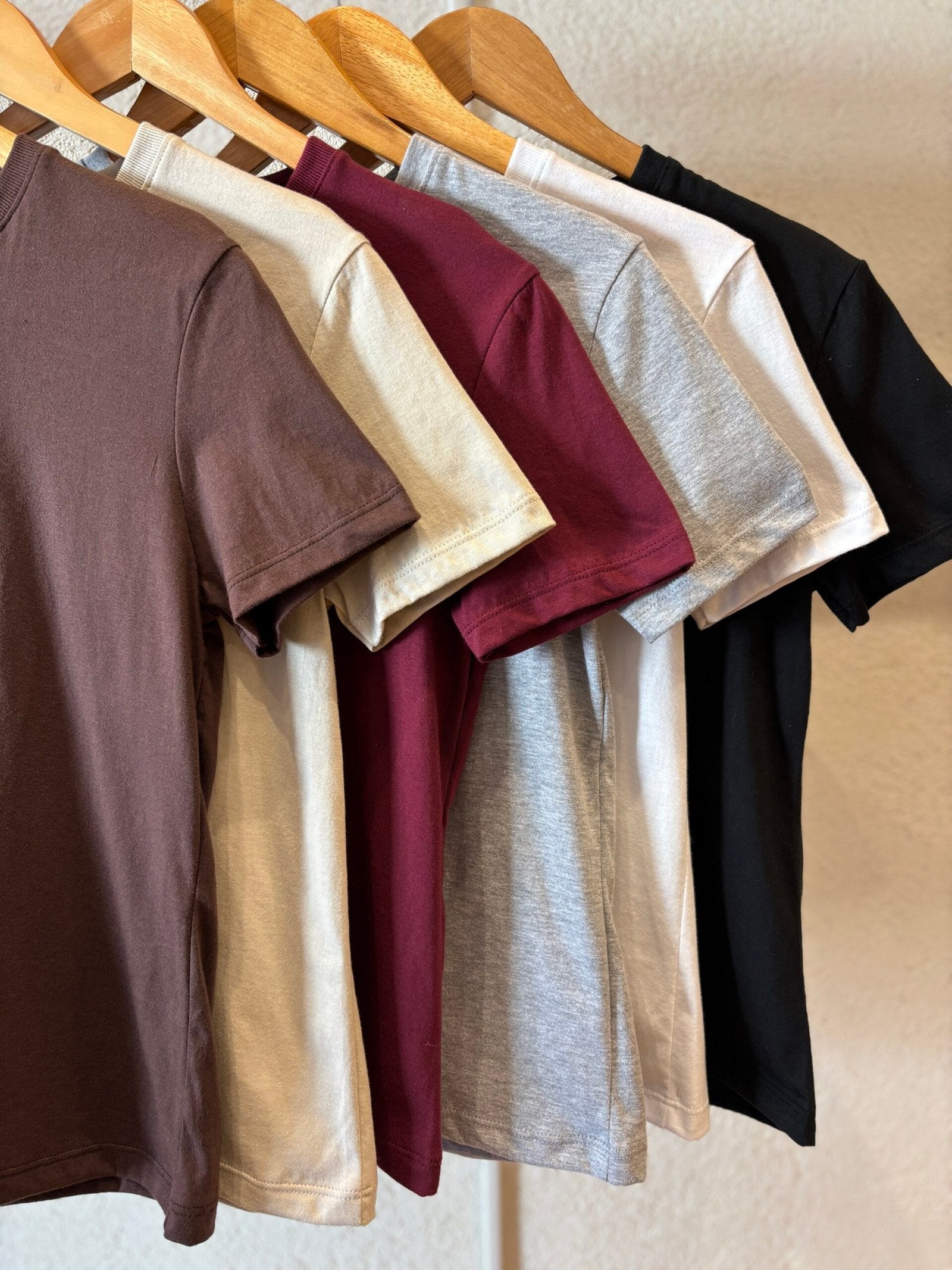 Remera de algodón con cuello redondo y manga corta disponible en varios colores