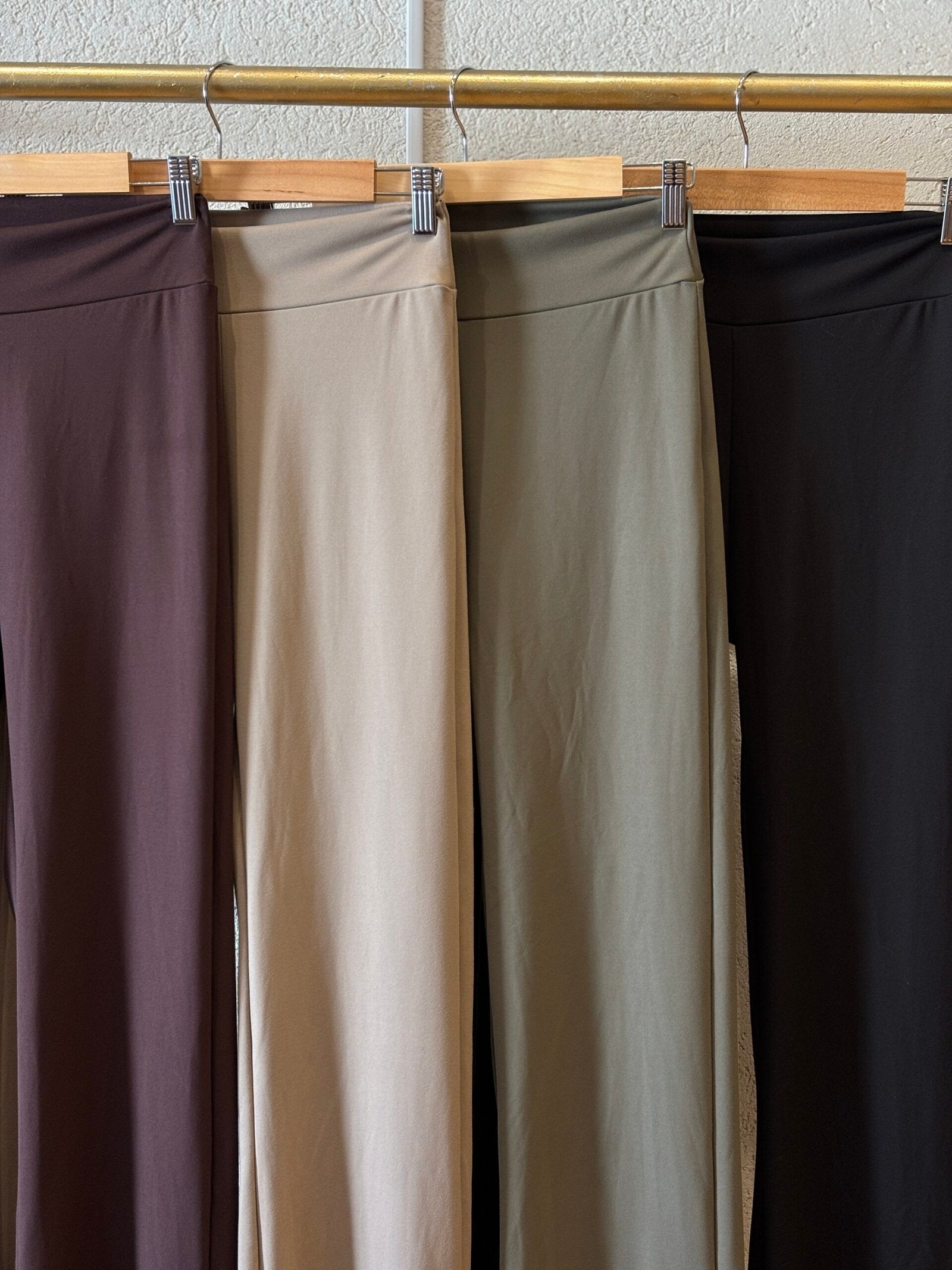 Pantalón Vinca de tiro alto y pierna recta en varios colores