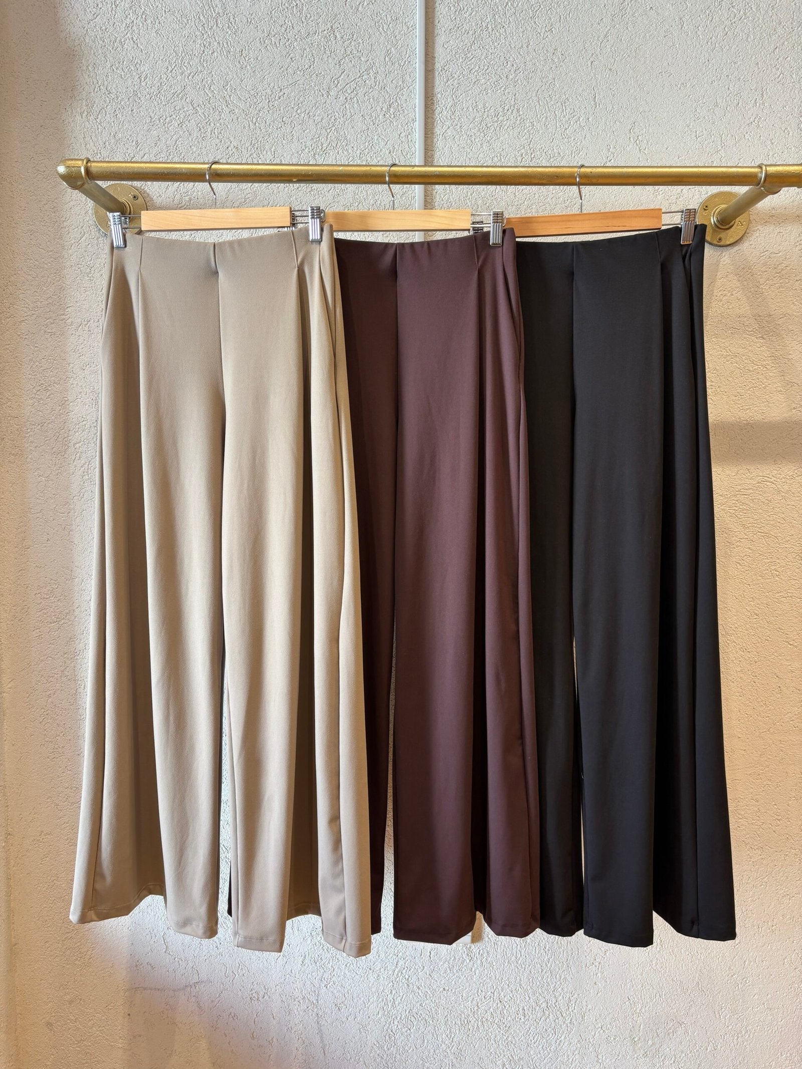 Pantalón yoga de tiro alto en colores beige, marrón y negro