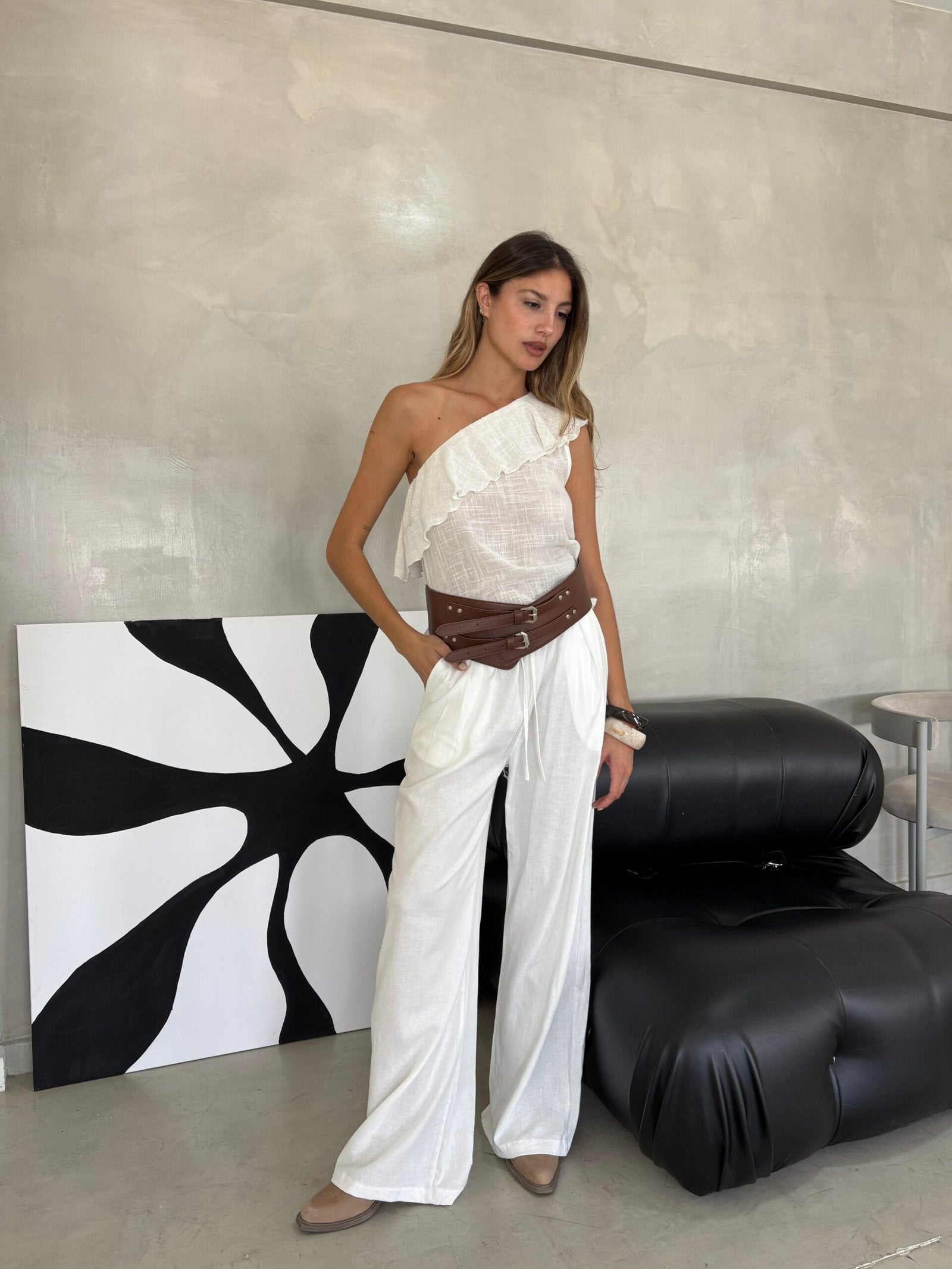 Top blanco asimétrico con volante y escote al hombro