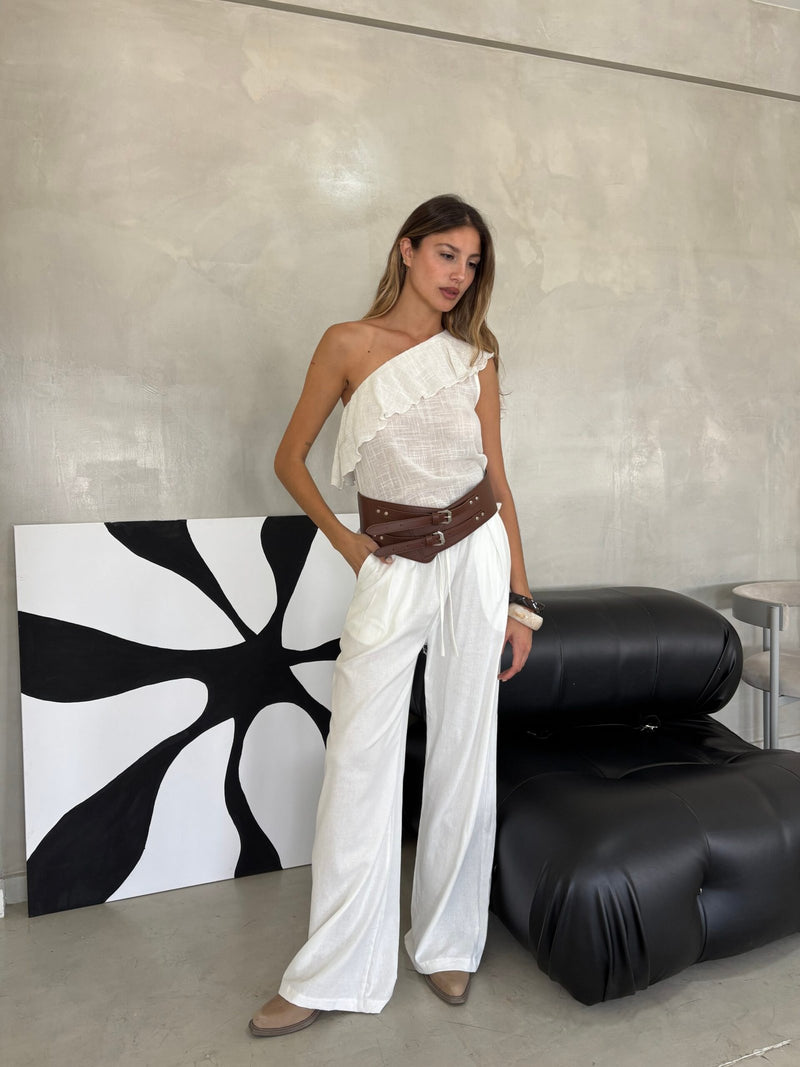 Top blanco asimétrico con volante y escote al hombro