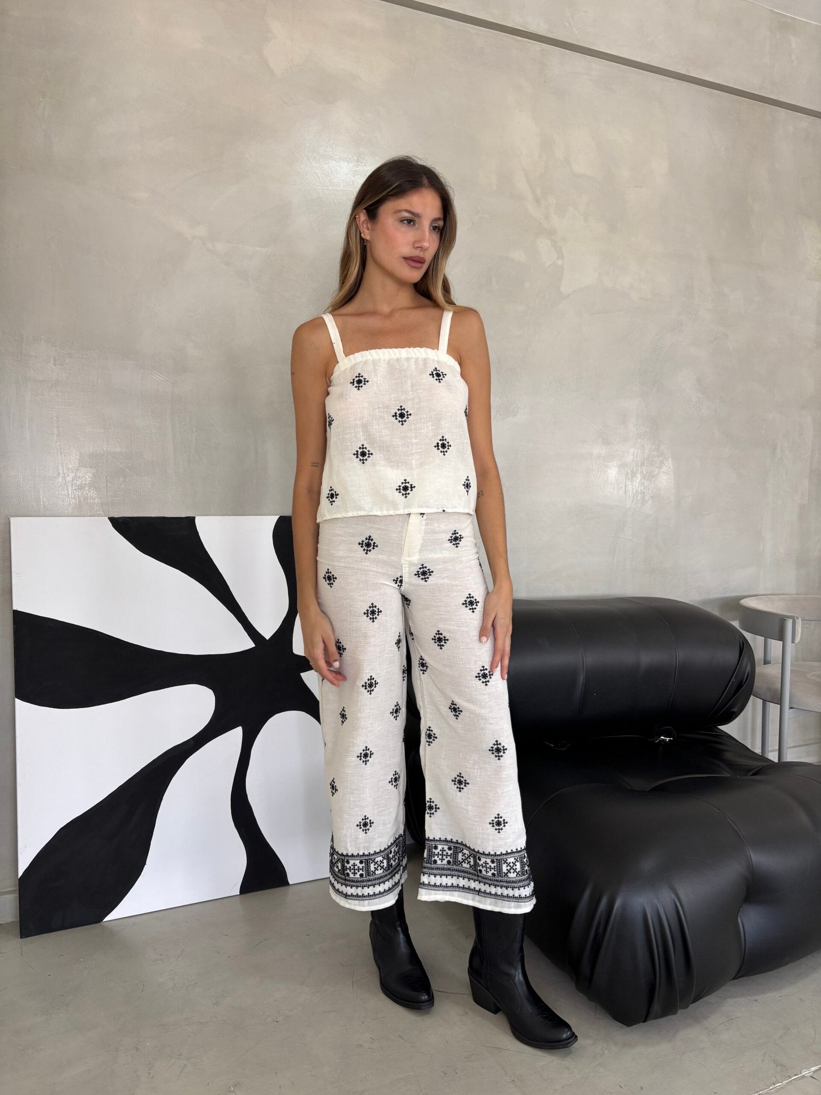 Musculosa blanca con estampado geométrico negro y tirantes finos