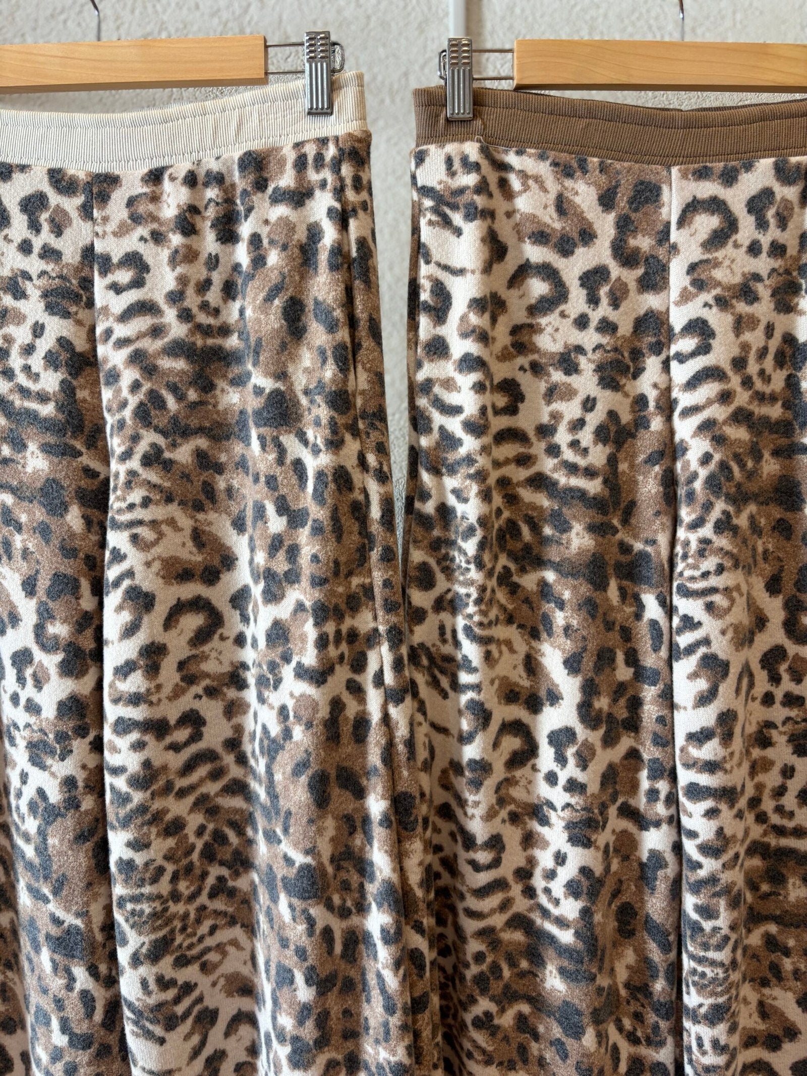 Pantalón estampado animal print beige y negro con tiro alto