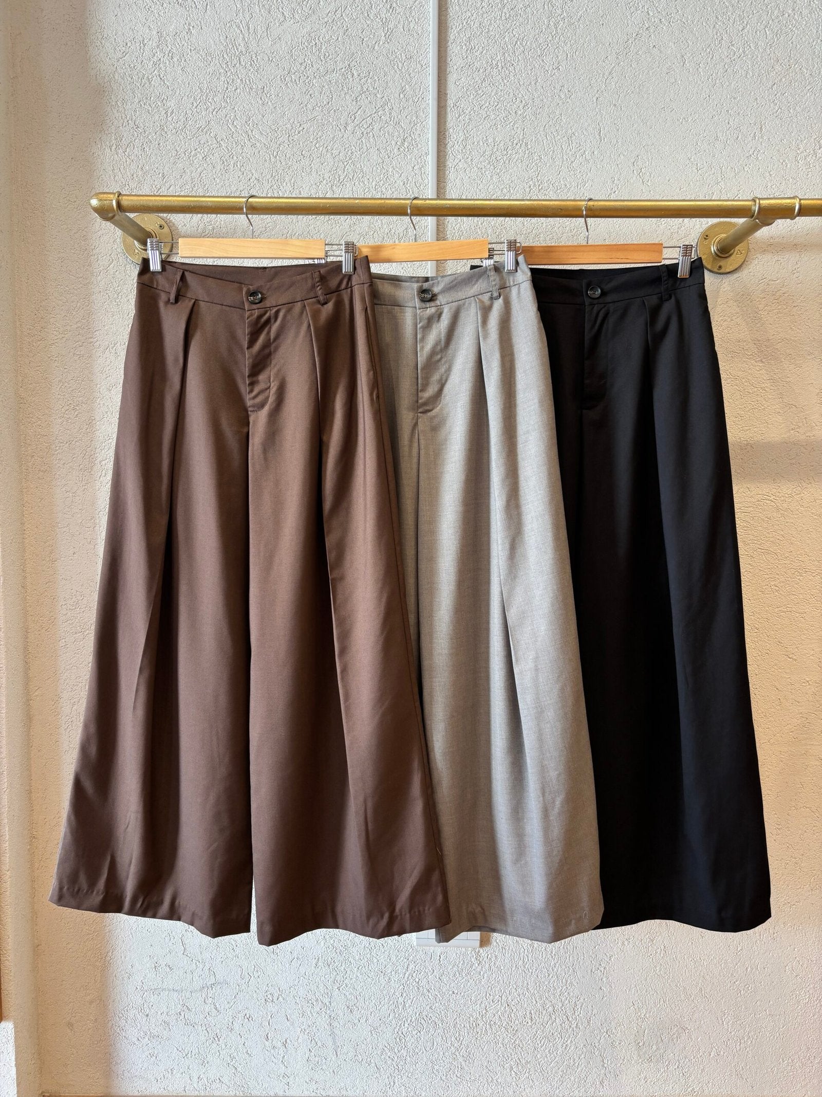 Pantalón Volta de tiro alto y pierna ancha en tres colores
