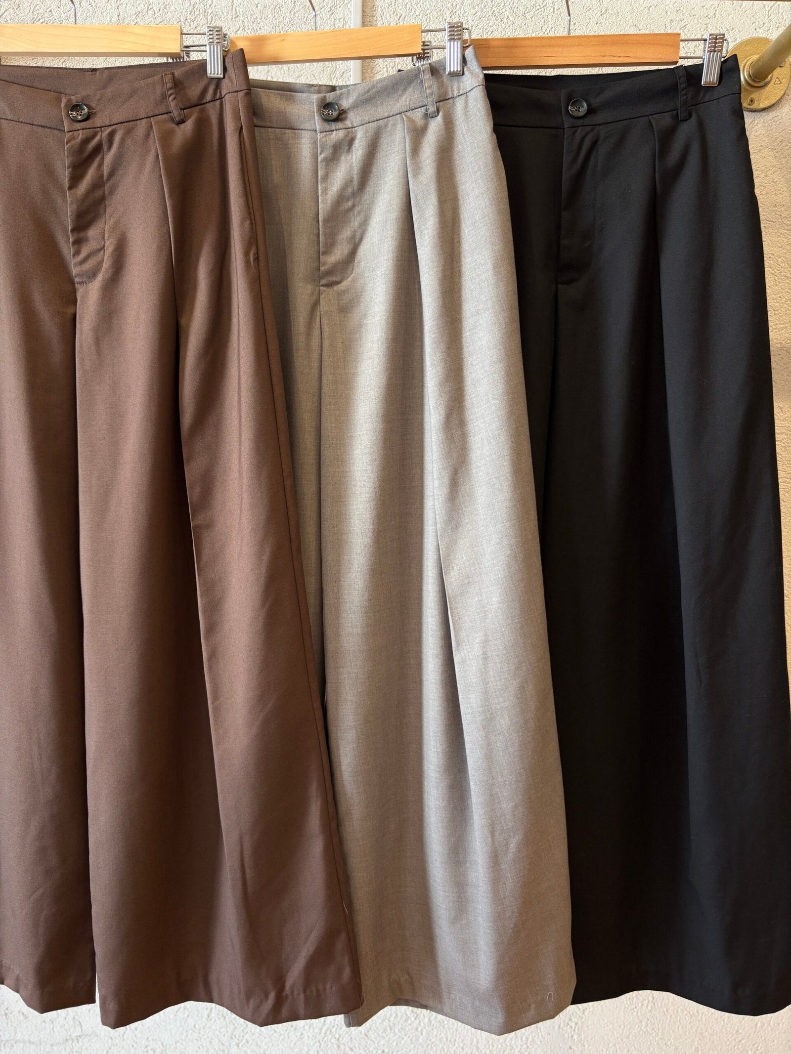 Pantalón de tiro alto y pierna recta en tres colores