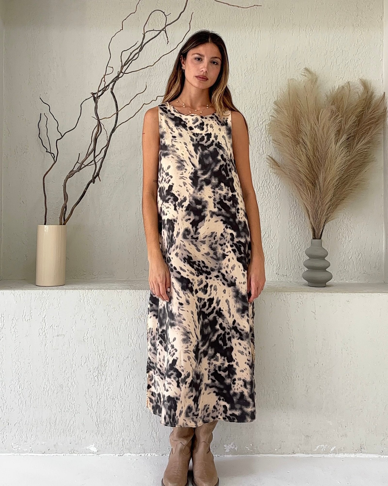 Vestido midi estampado animal print blanco y negro sin mangas