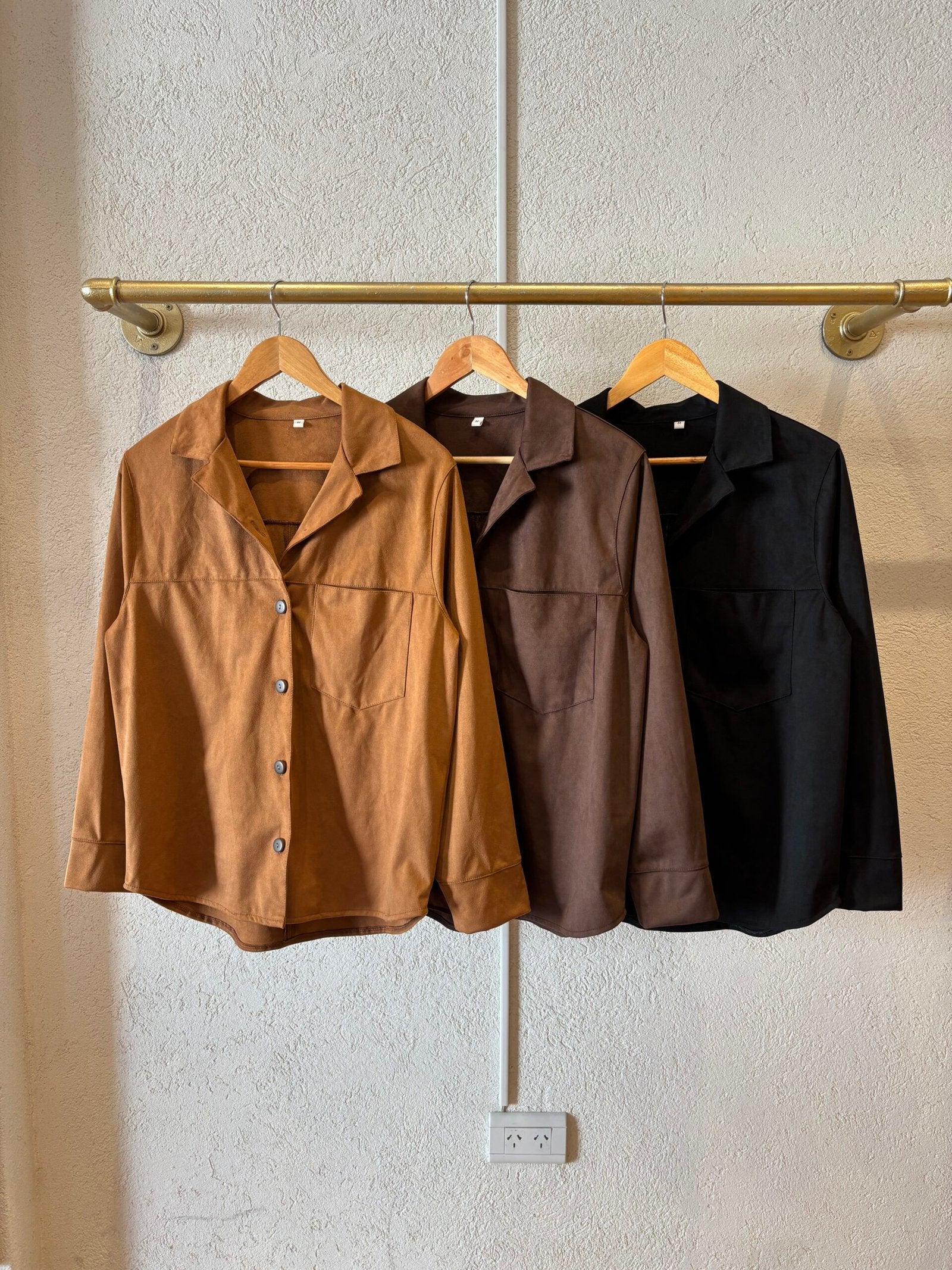 Camisaco con solapa, botones frontales y bolsillos en el pecho