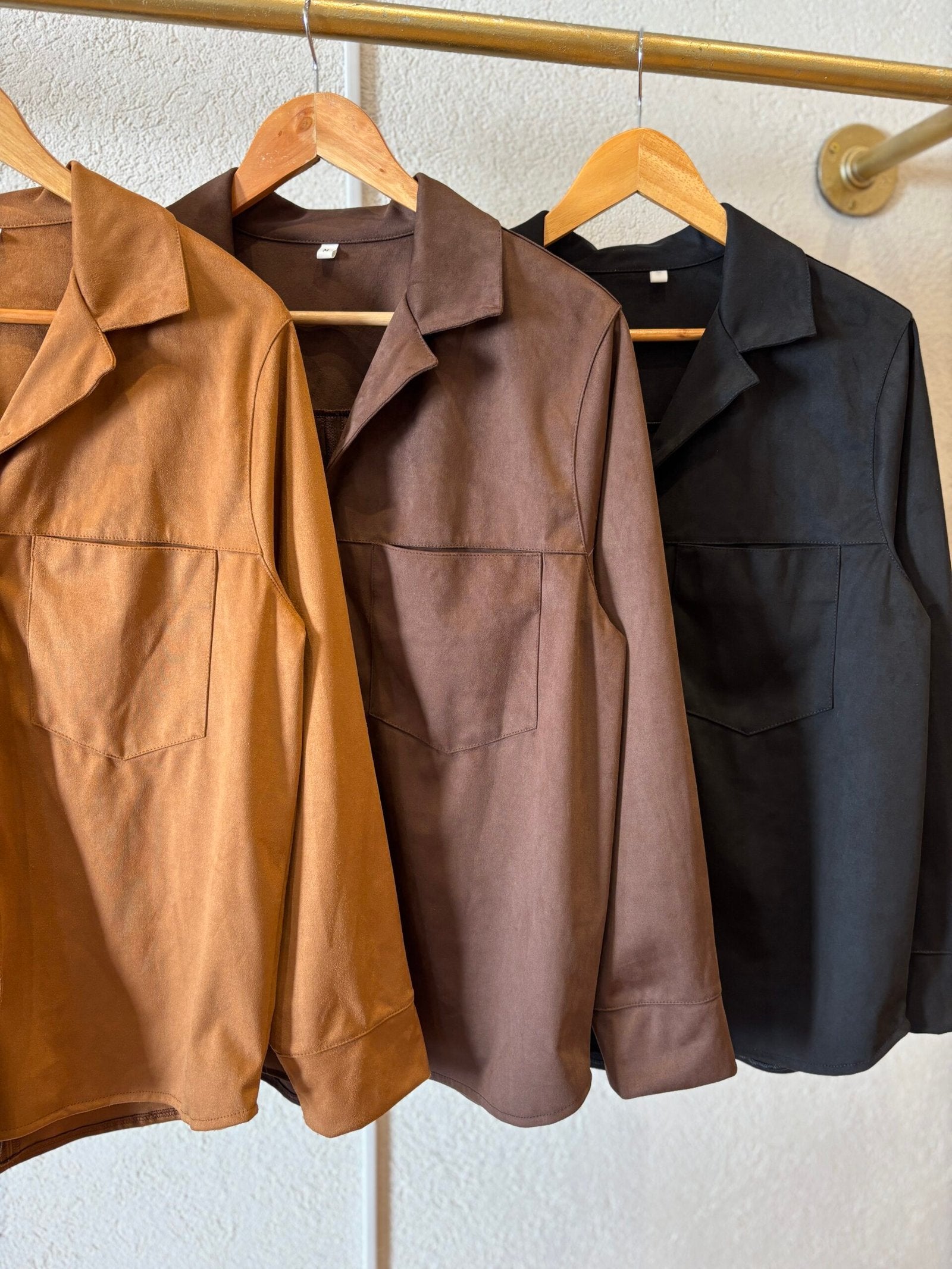 Camisaco de cuero marrón con solapa y bolsillos delanteros
