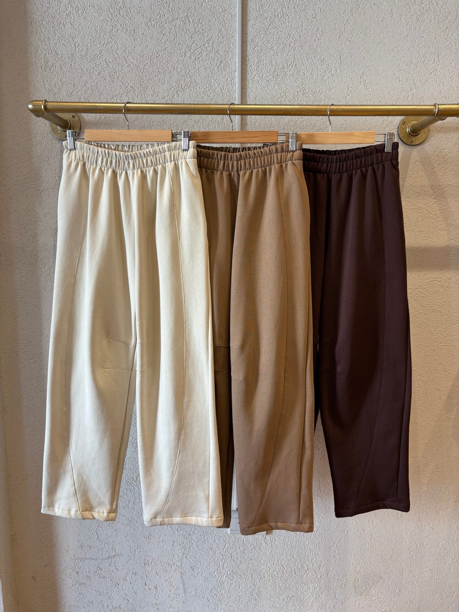 Pantalón de tiro alto con cintura elástica y pierna recta