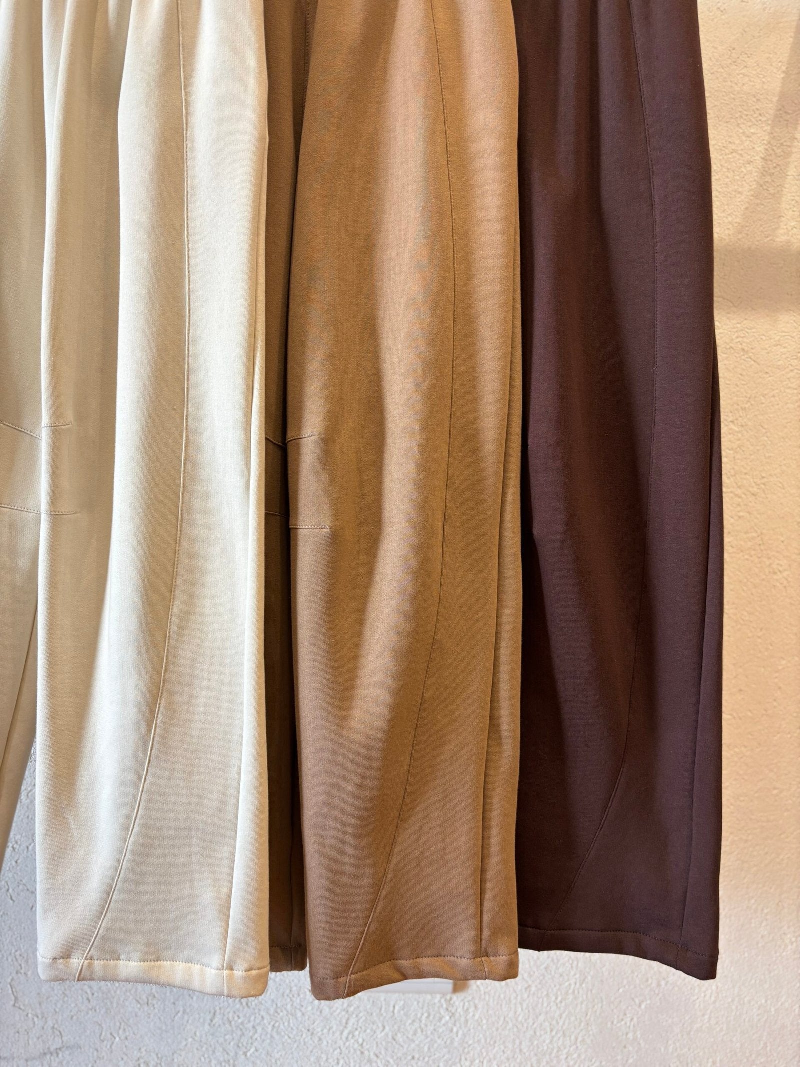 Pantalón de tiro alto y pierna recta en tonos neutros variados