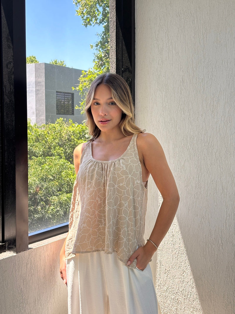 Musculosa beige con estampado geométrico y escote redondo