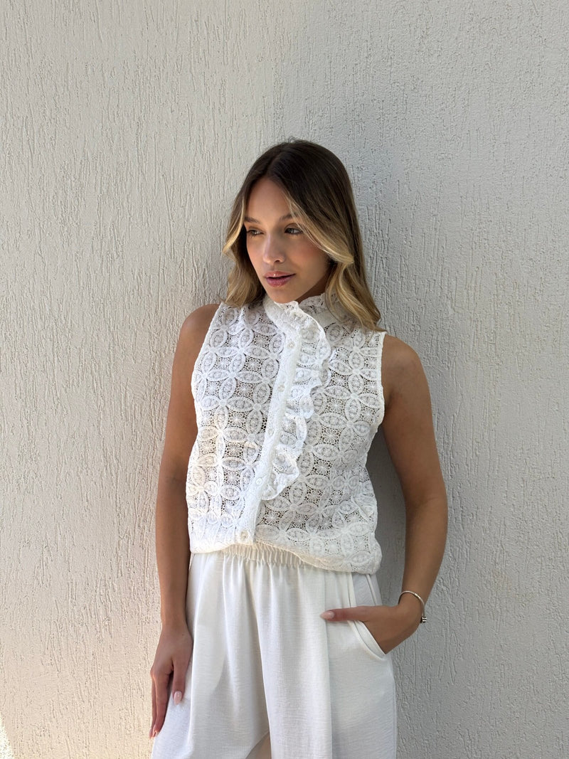 Camisa blanca sin mangas de encaje con cuello y frente abierto