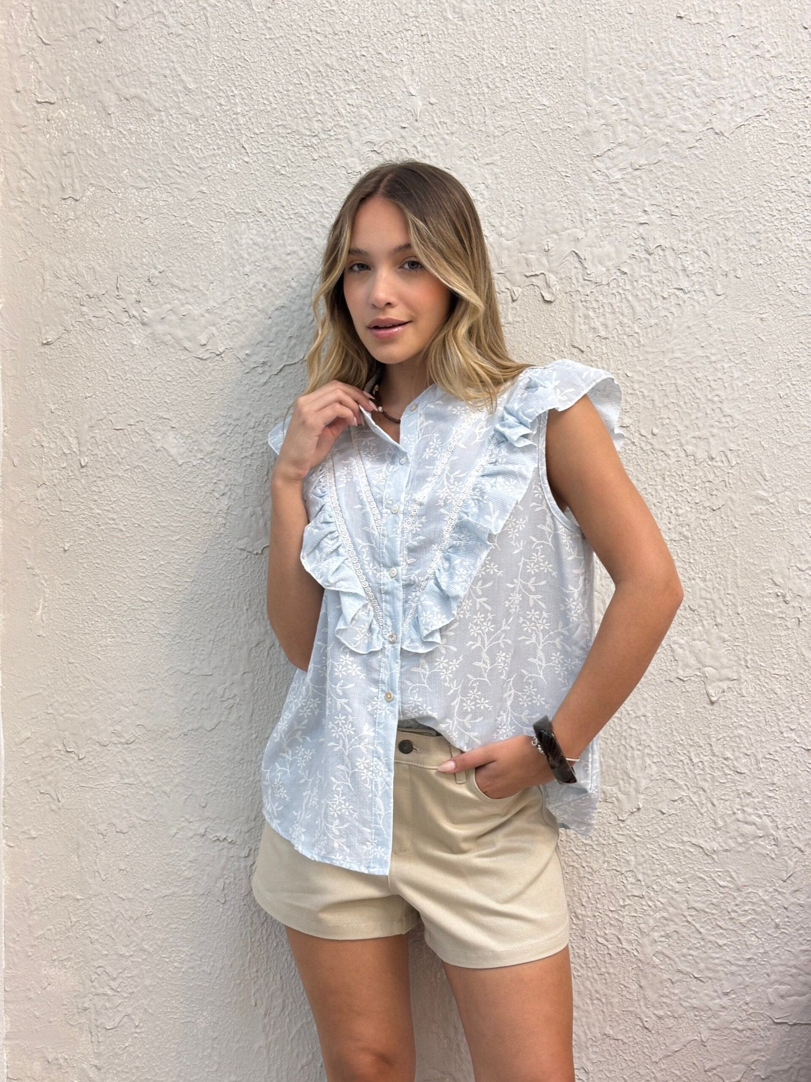 Blusa blanca con estampado floral y volados en escote y mangas