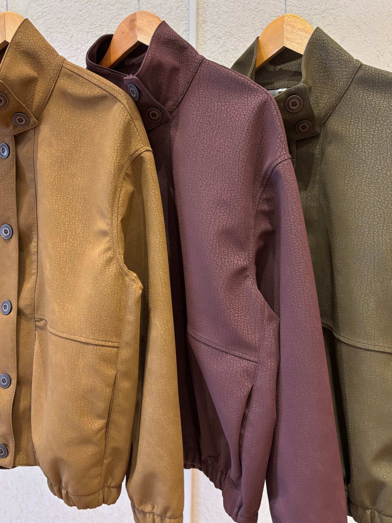 Campera Dieppe de cuero texturado con botones y cuello solapas