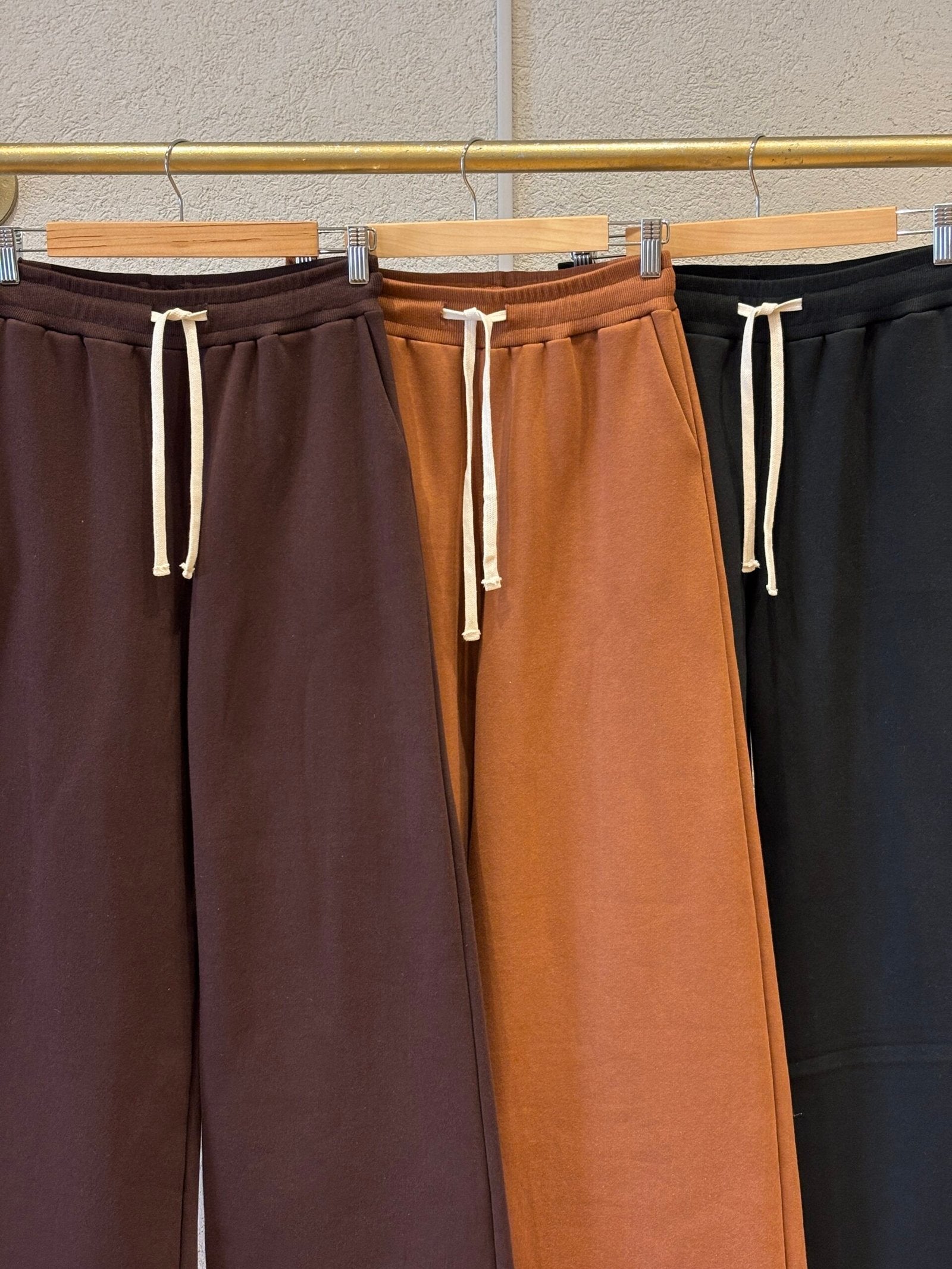 Pantalón de tiro alto con cintura acanalada y cordón blanco
