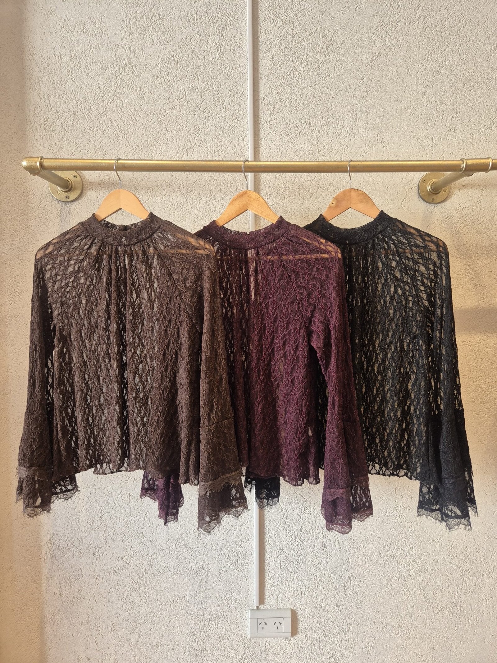 Blusa de encaje negro, borravino y gris con manga larga y cuello redondo