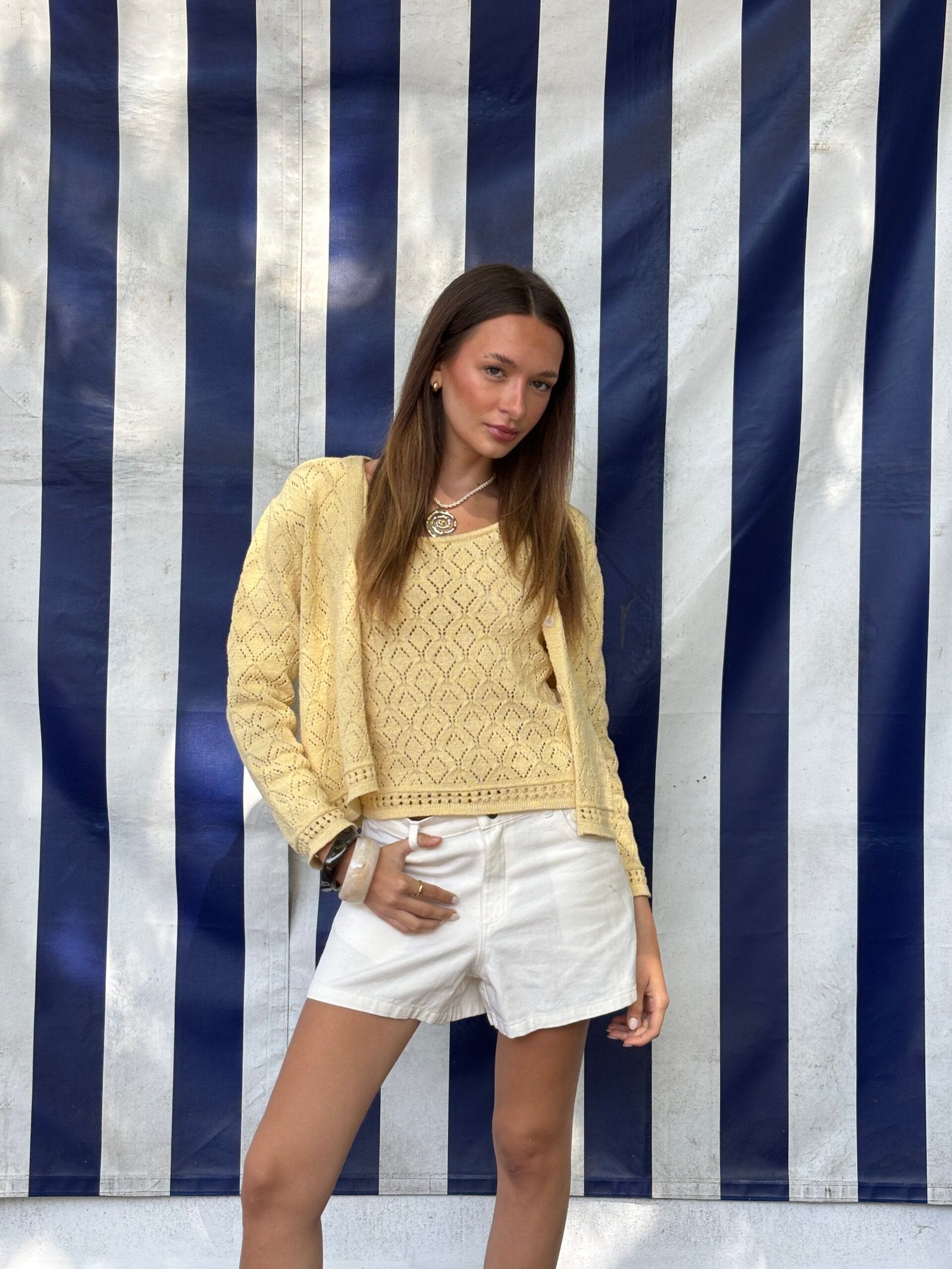 Cardigan amarillo calado de manga larga y cuello redondo