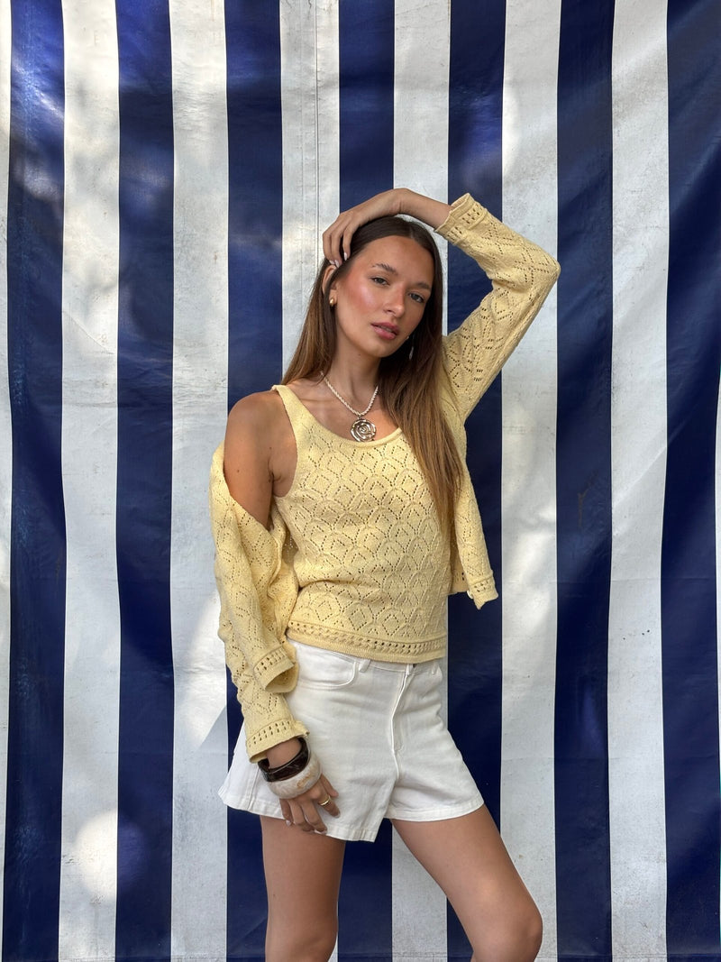 Musculosa amarilla calada con hombros descubiertos y manga larga