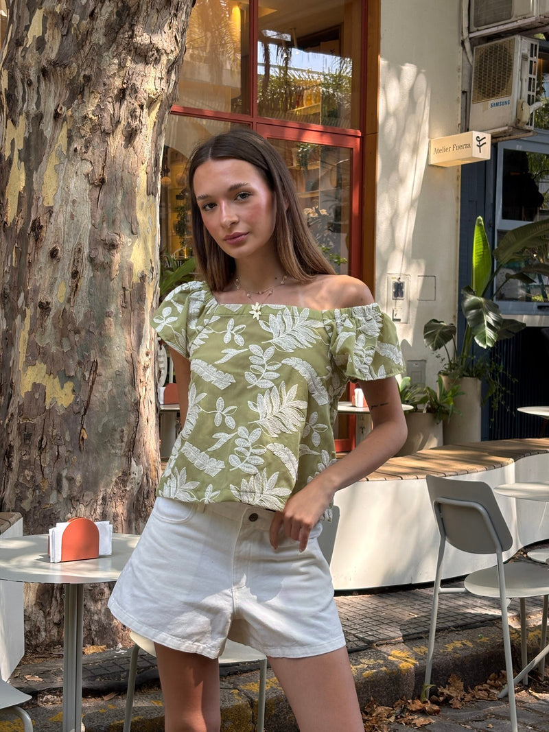 Blusa verde con estampado floral blanco y escote en bote