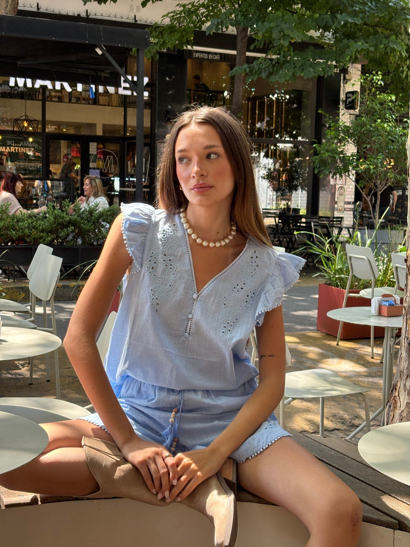 Blusa blanca de algodón con bordado inglés y manga corta volada