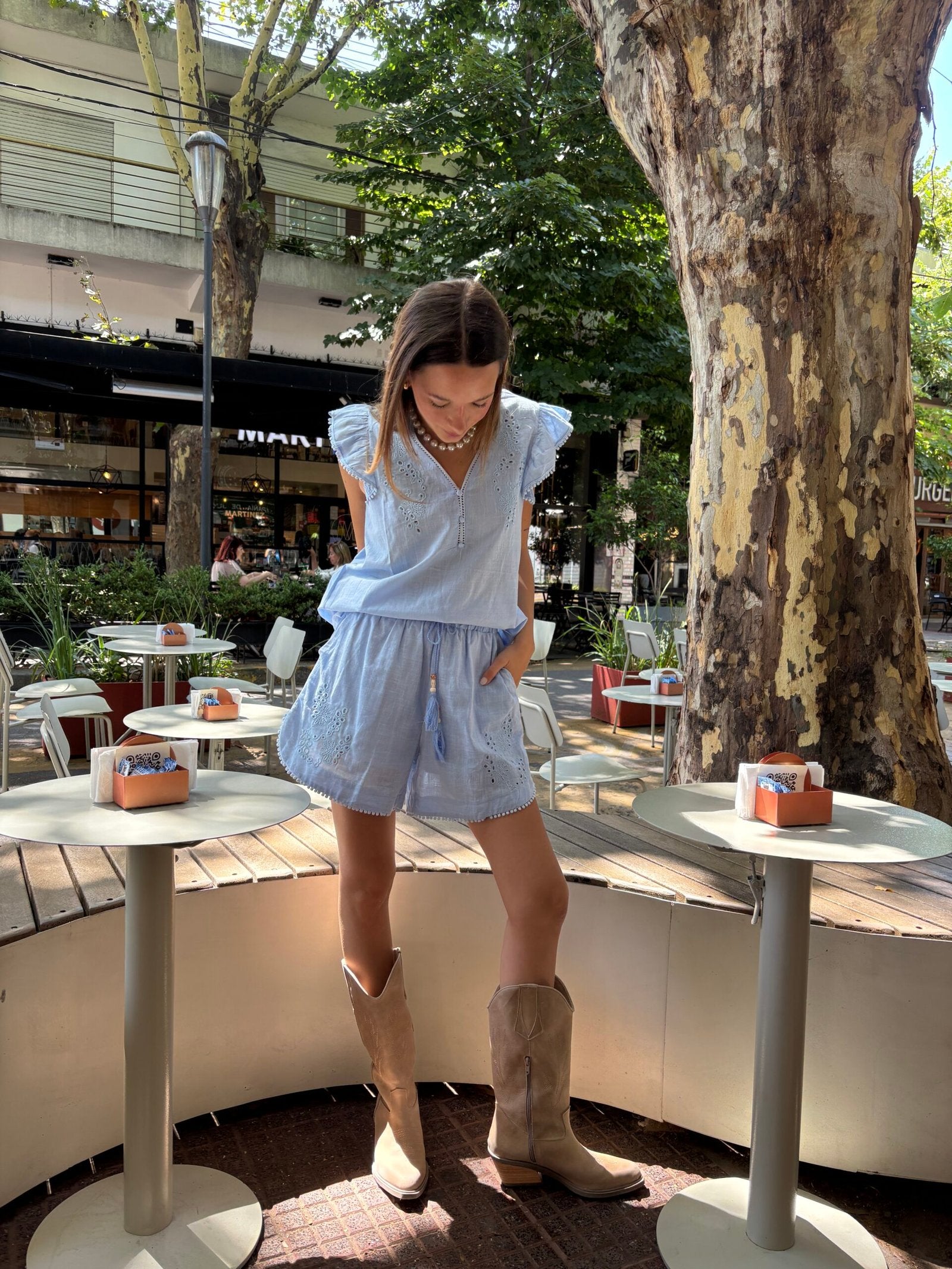 Vestido corto celeste de algodón con escote V y manga con volado
