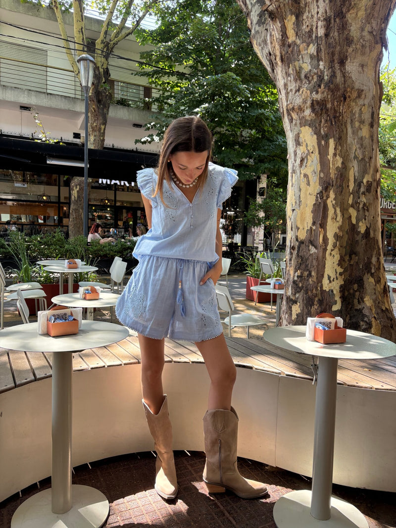 Vestido corto celeste de algodón con escote V y manga con volado