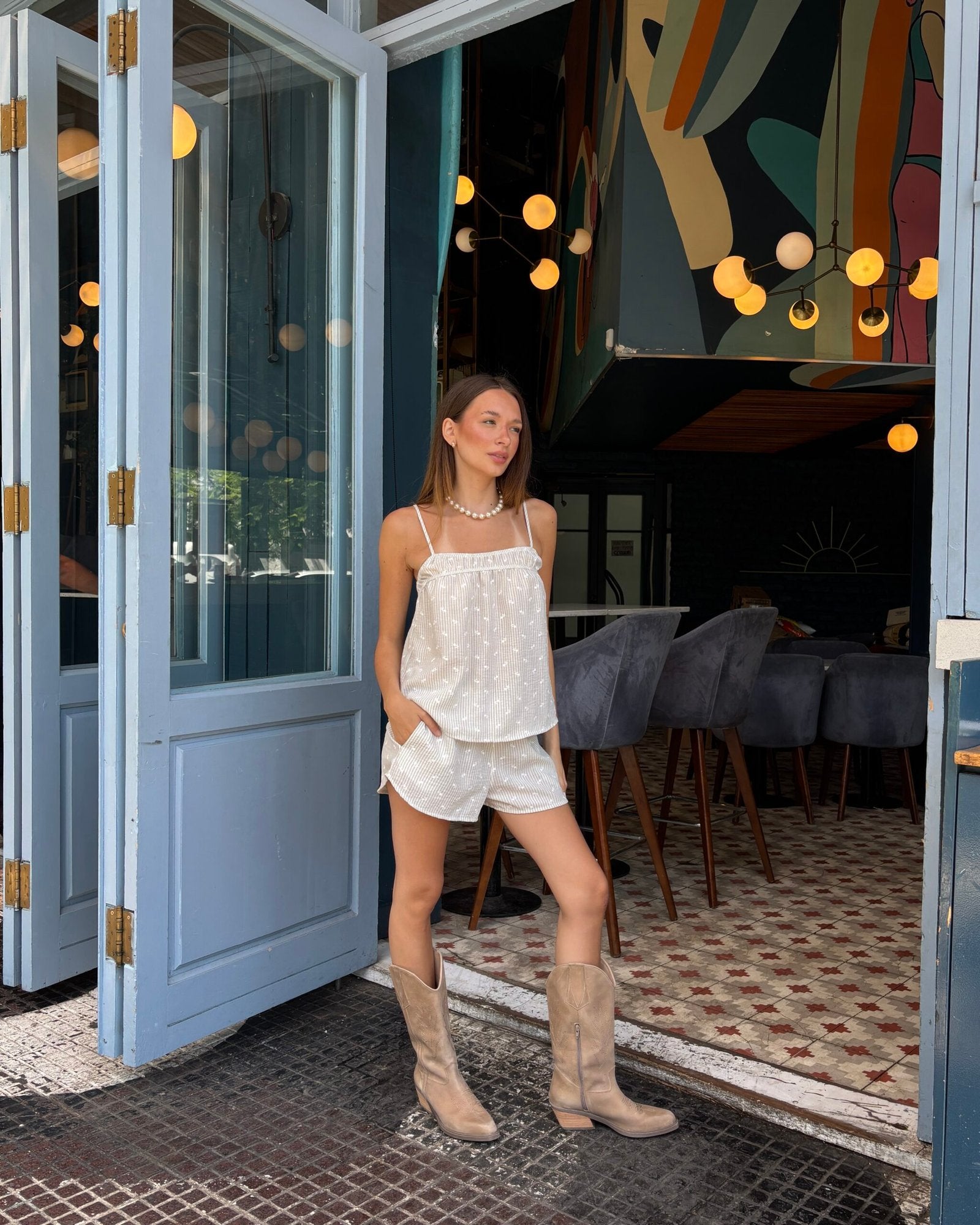 Short blanco de lino con cintura elástica y bolsillos laterales