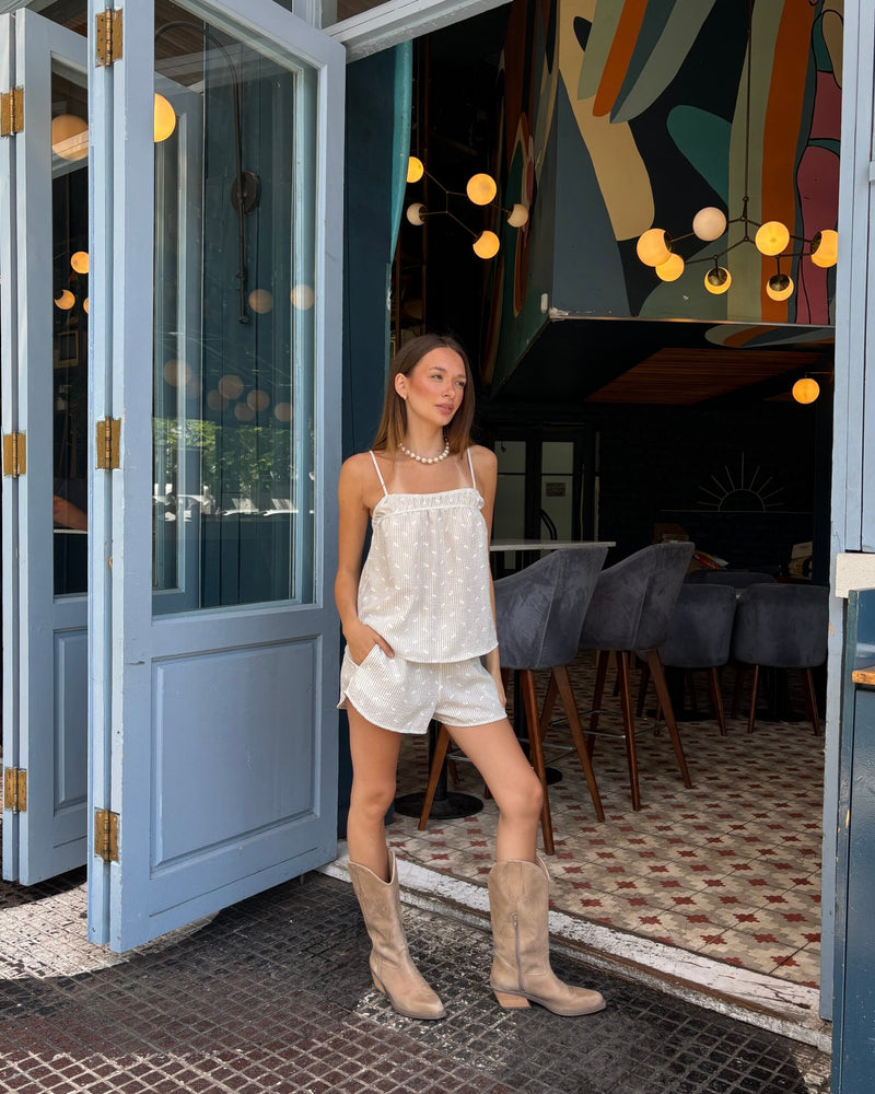 Short blanco de lino con cintura elástica y bolsillos laterales