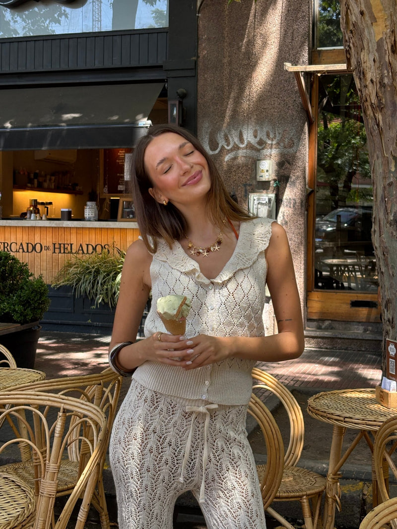 Musculosa blanca de encaje con escote en V y sin mangas
