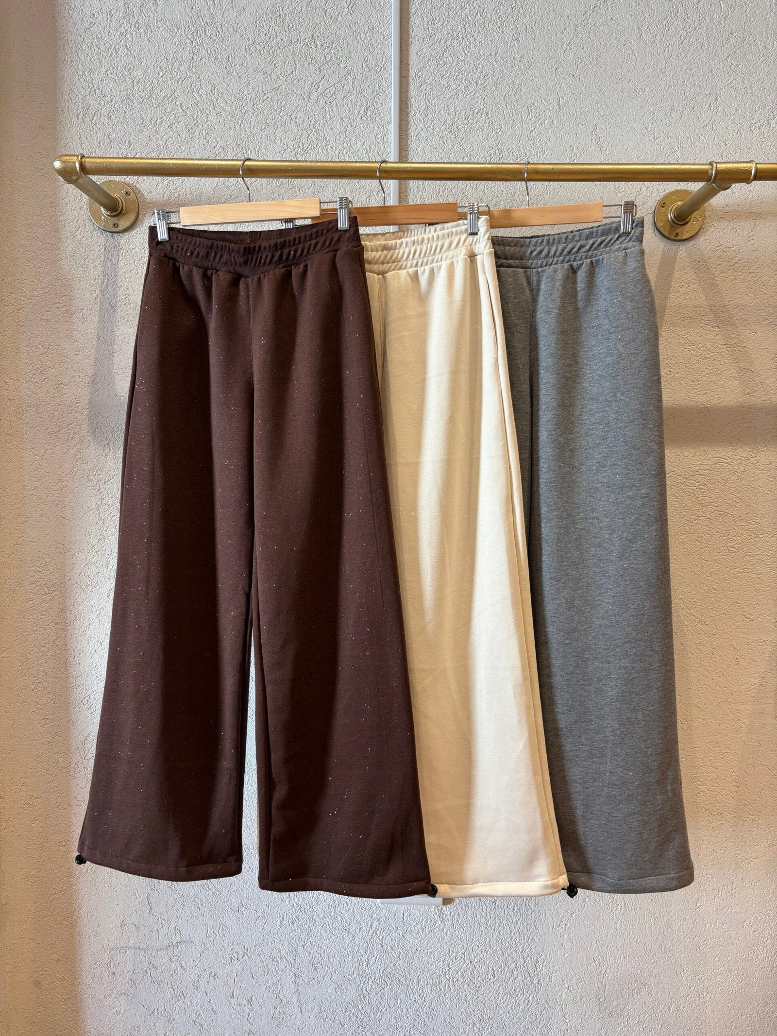 Pantalón de cintura elástica y pierna recta en marrón, beige y gris