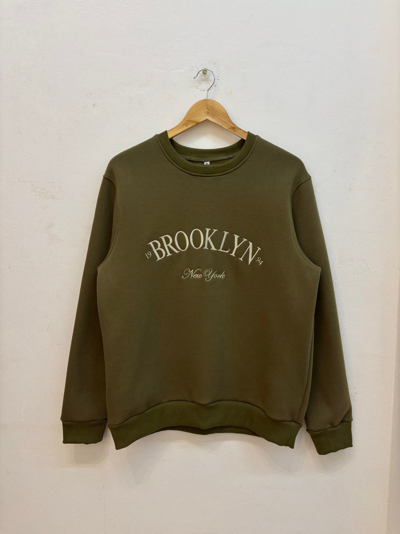 Buzo verde oliva con estampado Brooklyn New York y cuello redondo